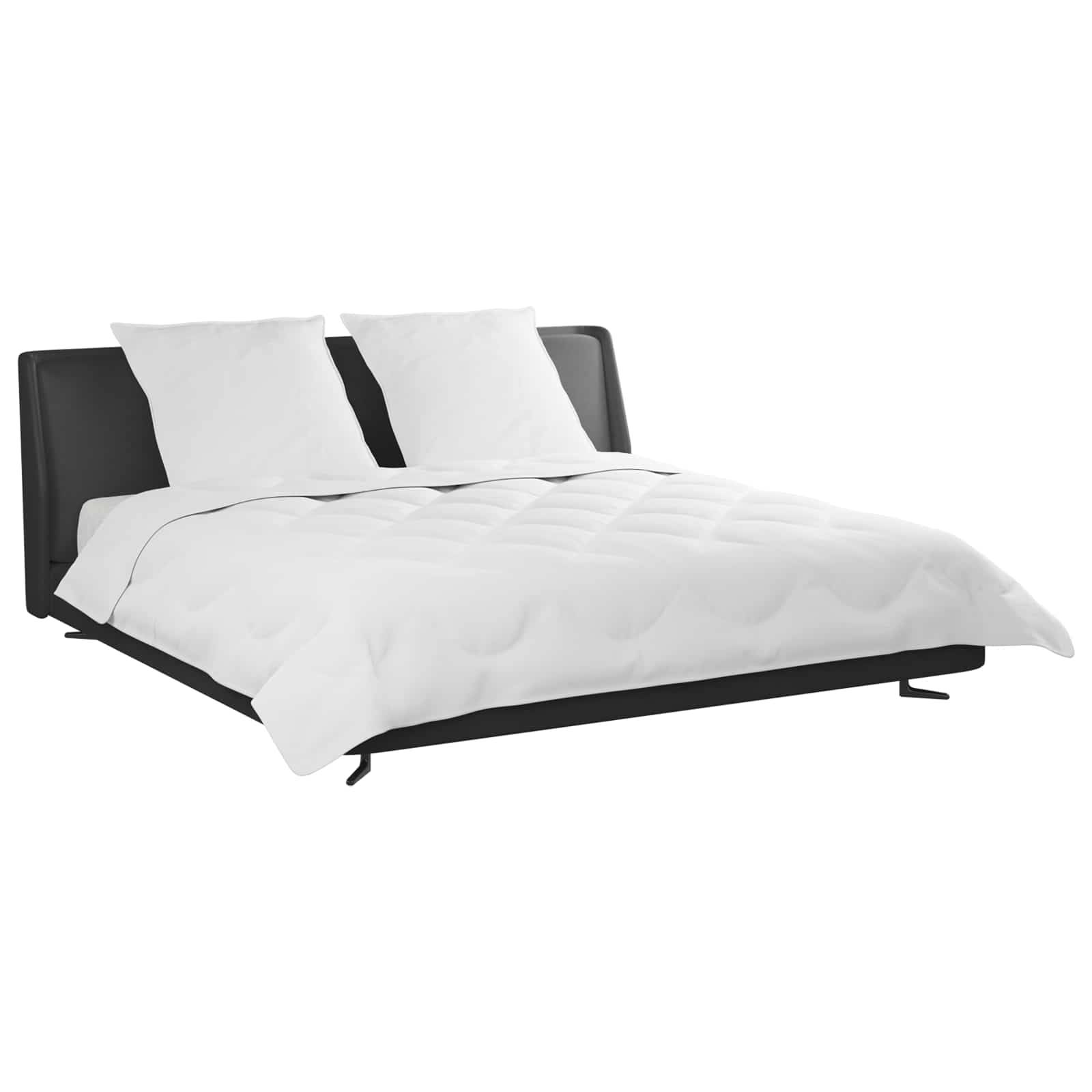 Ein modernes, schwarzes Plattformbett mit einer weißen Steppdecke und zwei weißen Kissen, von vorne betrachtet.