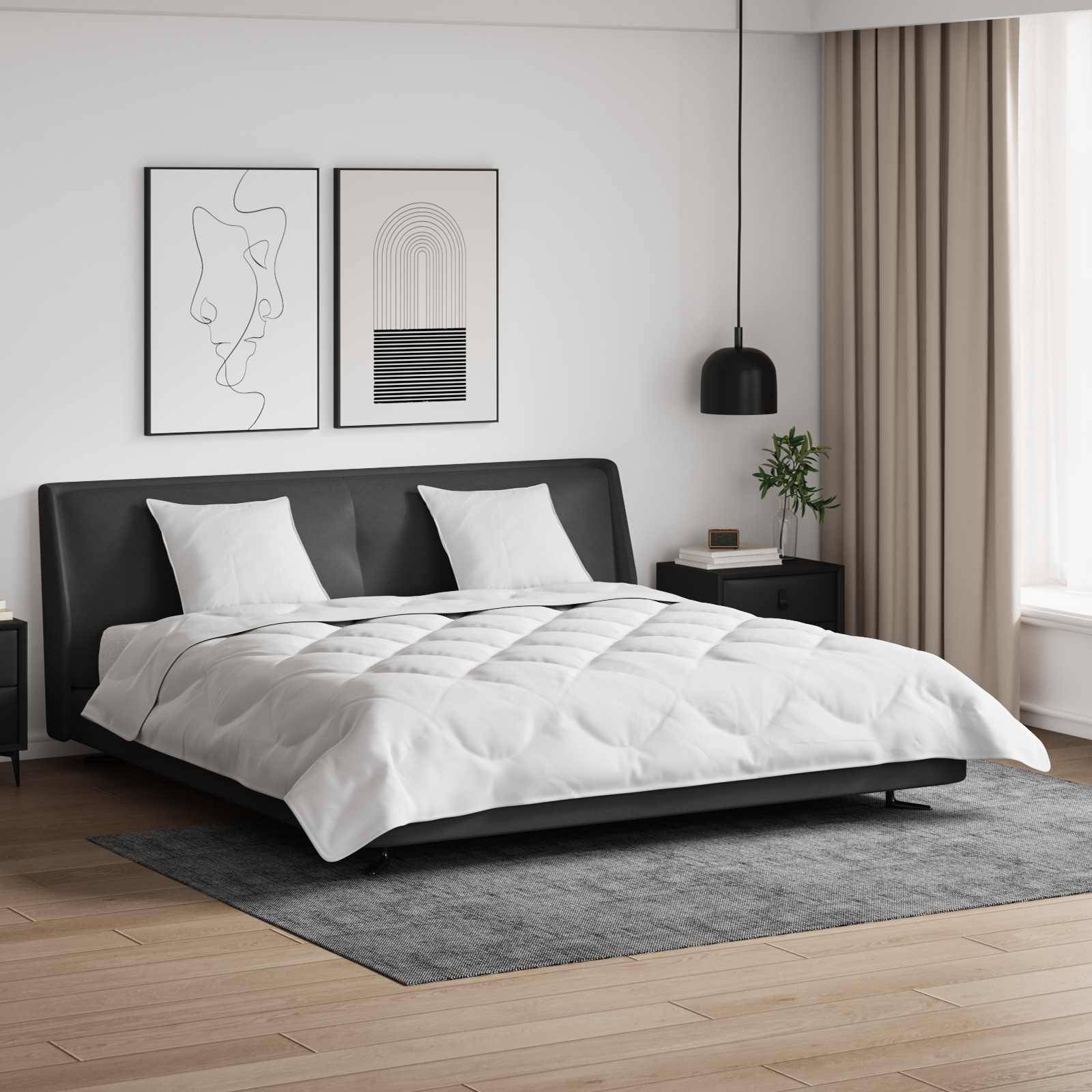 Ein modernes Schlafzimmer zeigt ein ordentlich gemachtes Bett mit einer weißen Steppdecke, flankiert von zwei schwarzen Nachttischen. Minimalistische Kunstwerke und eine Pendelleuchte schmücken die Wand.