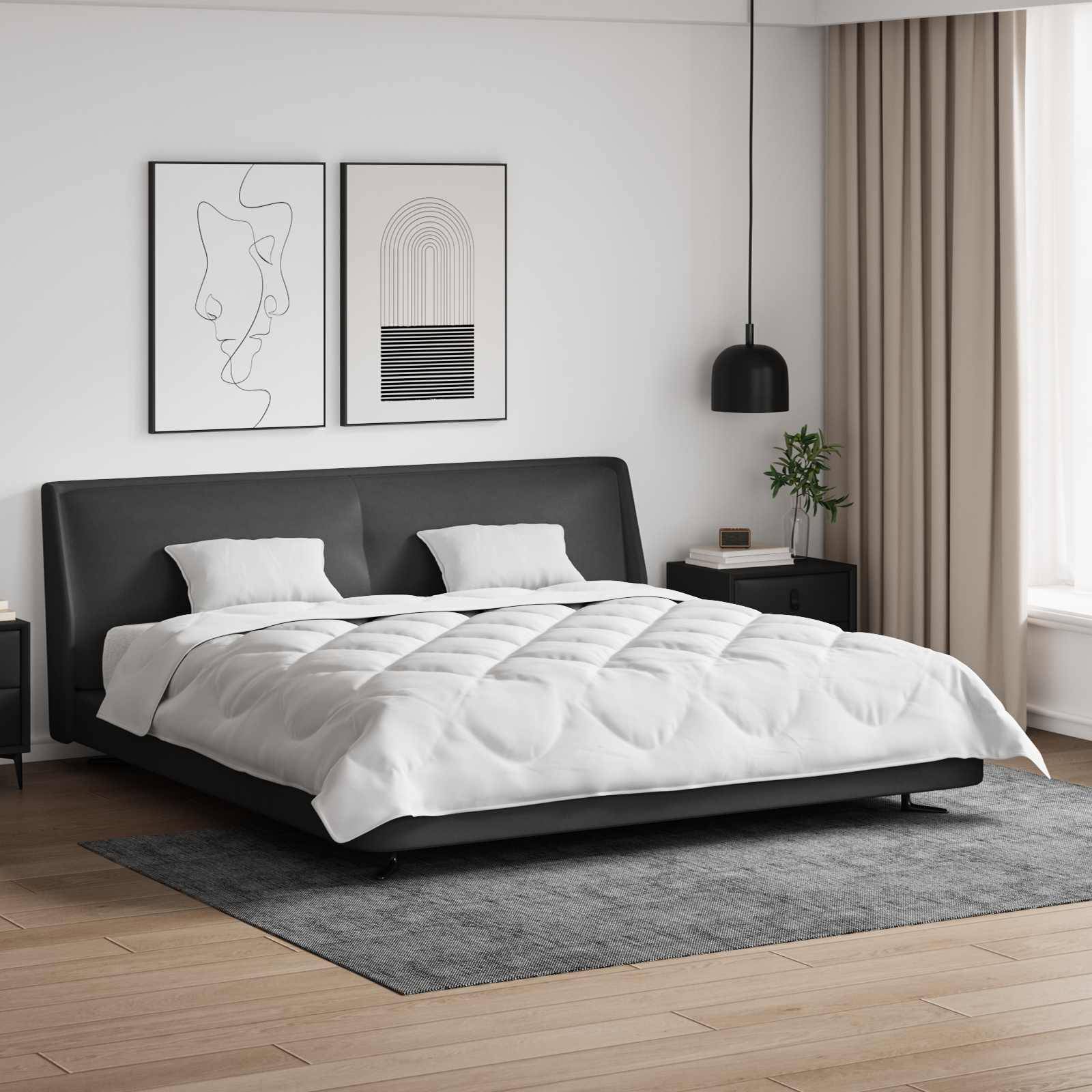 Ein modernes Schlafzimmer mit einem großen Bett, das weiße Bettwäsche trägt, abstrakte Wandkunst, eine hängende Lampe und ein Fenster mit leichten Gardinen.