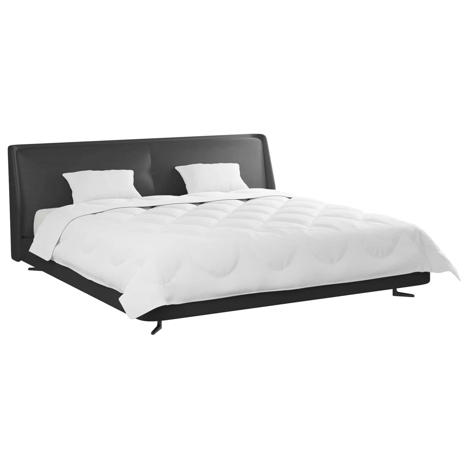 Ein modernes schwarzes Plattformbett mit zwei weißen Kissen und einer weißen Bettdecke, das ein minimalistisches Design hervorhebt.