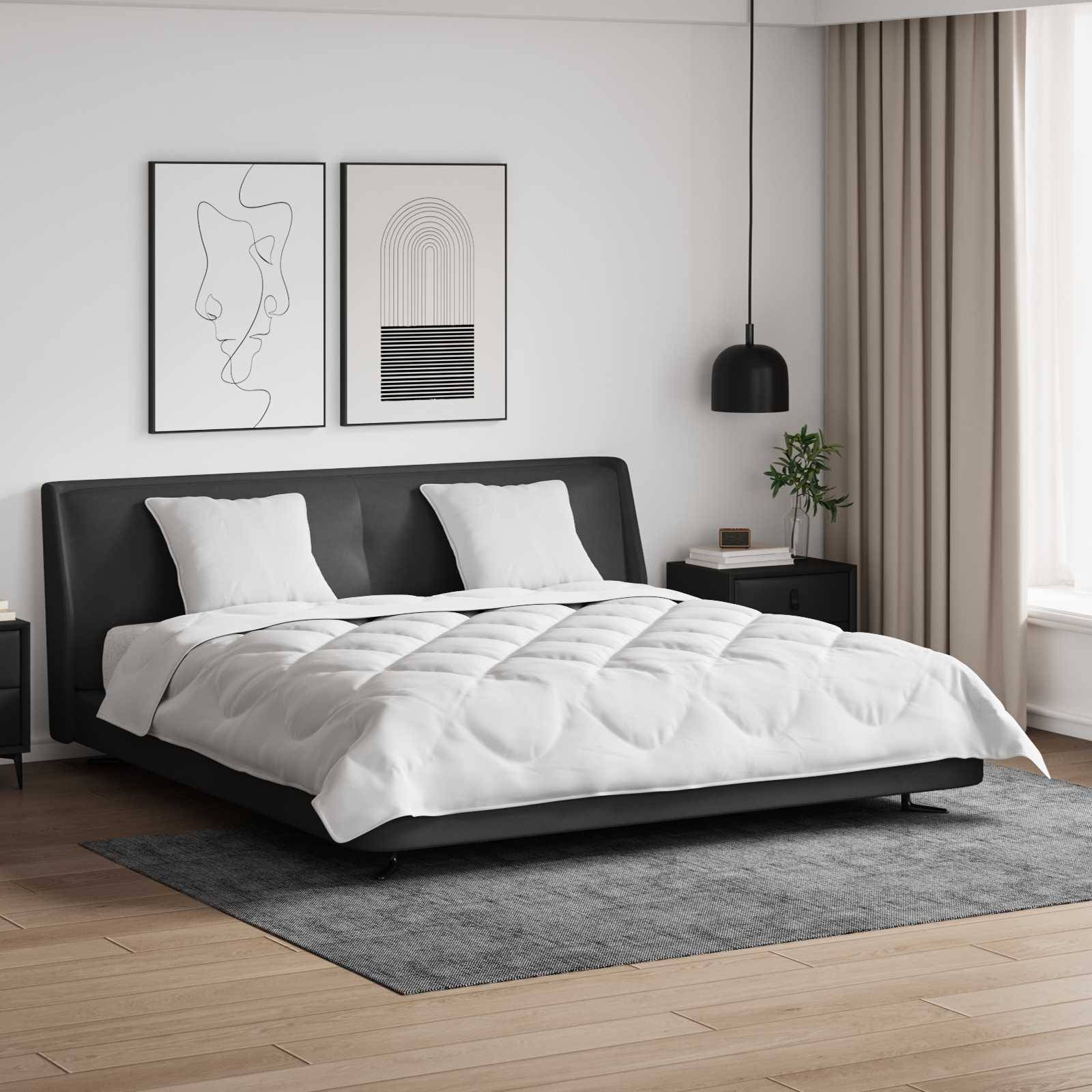 Ein modernes Schlafzimmer mit einem schwarzen Bettgestell, weißer Bettwäsche, Nachttischen, Pendelleuchte, abstrakter Kunst an der Wand und großem Fenster mit Gardinen.