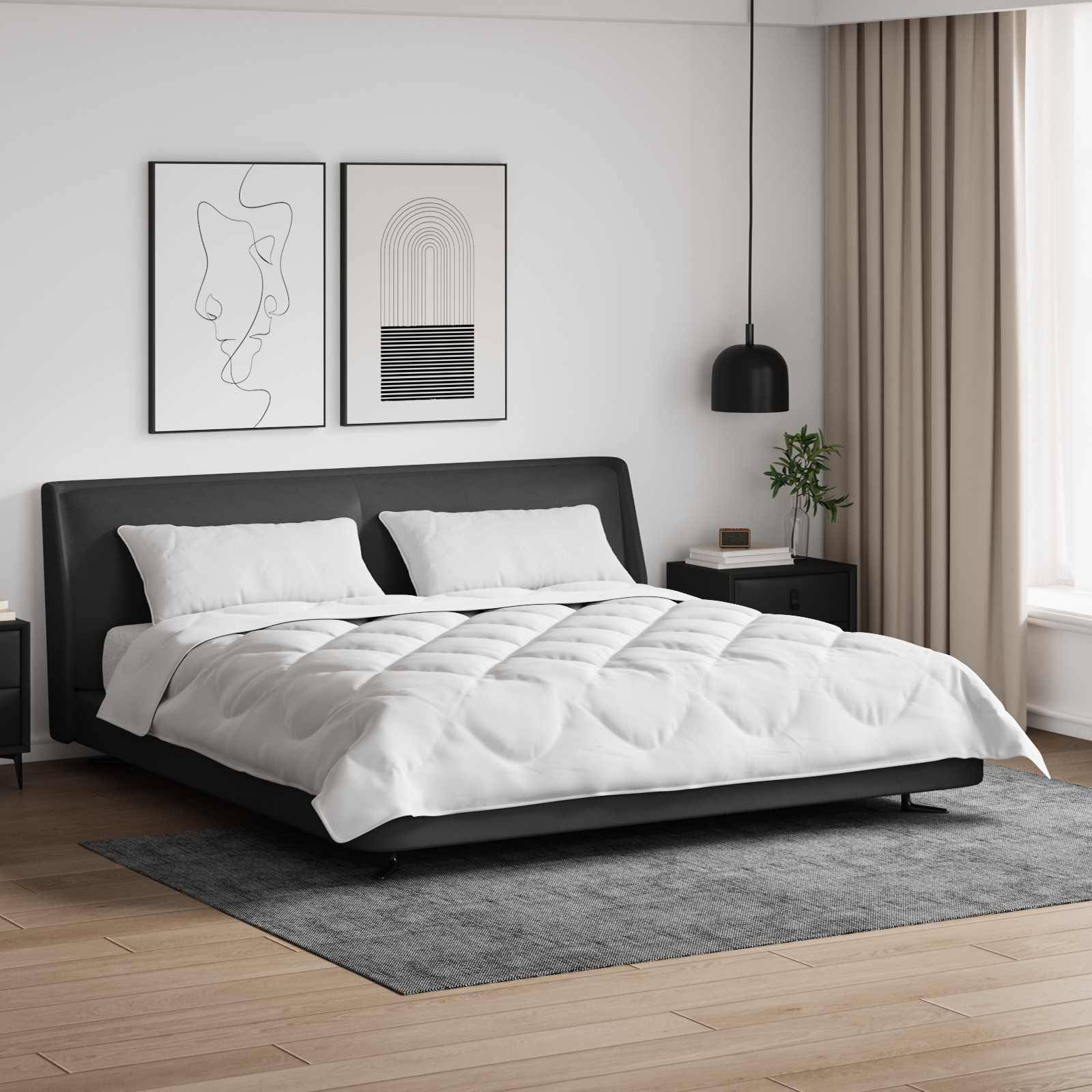 Ein modernes Schlafzimmer mit einem großen Bett, weißer Bettwäsche, zwei abstrakten Kunstwerken an der Wand, einer Pendelleuchte und einem Fenster mit Vorhängen.