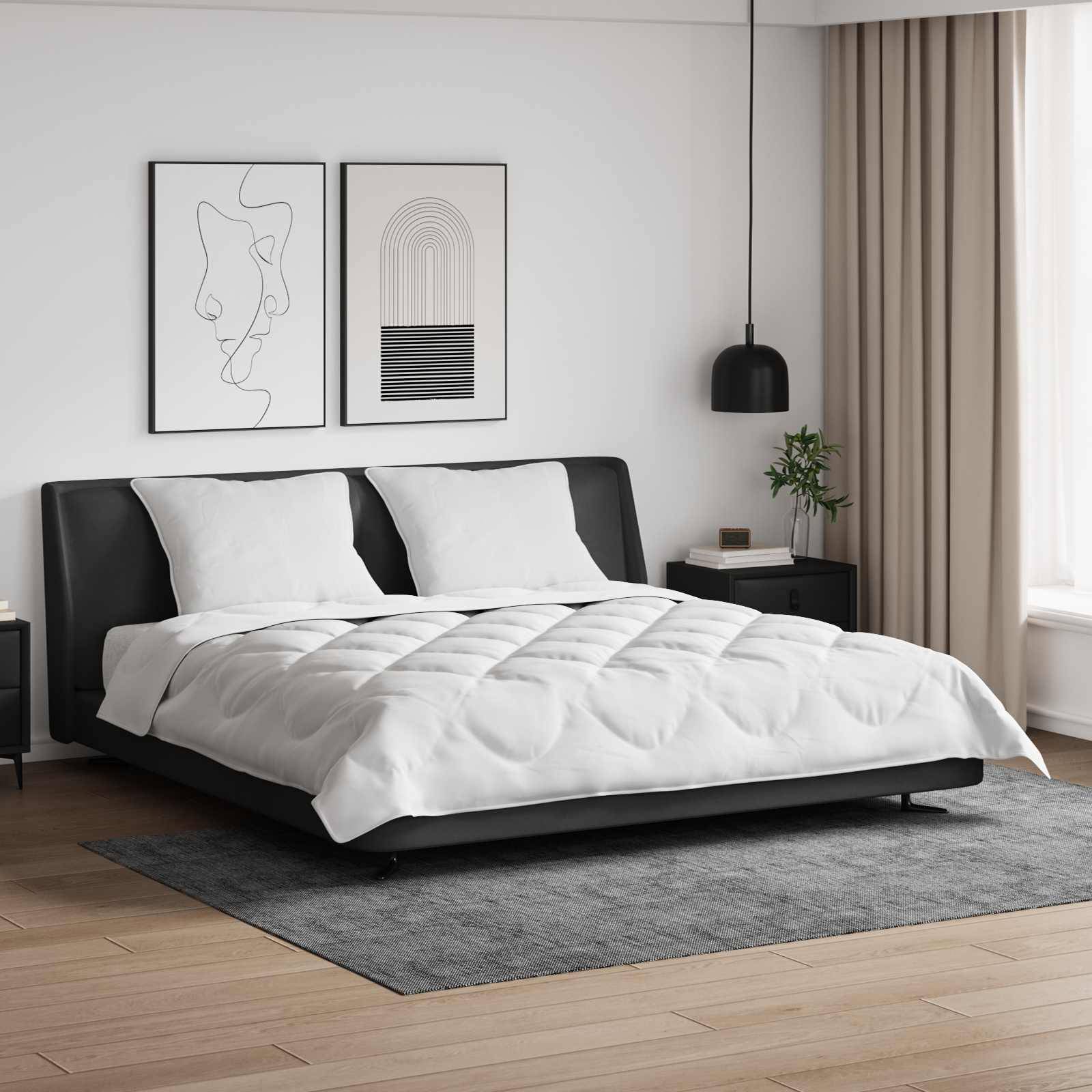 Ein modernes Schlafzimmer mit einem schwarzen Bett und weißer Bettwäsche. Zwei abstrakte Kunstwerke hängen über dem Bett. Eine Pflanze und eine Pendelleuchte stehen auf dem Nachttisch.