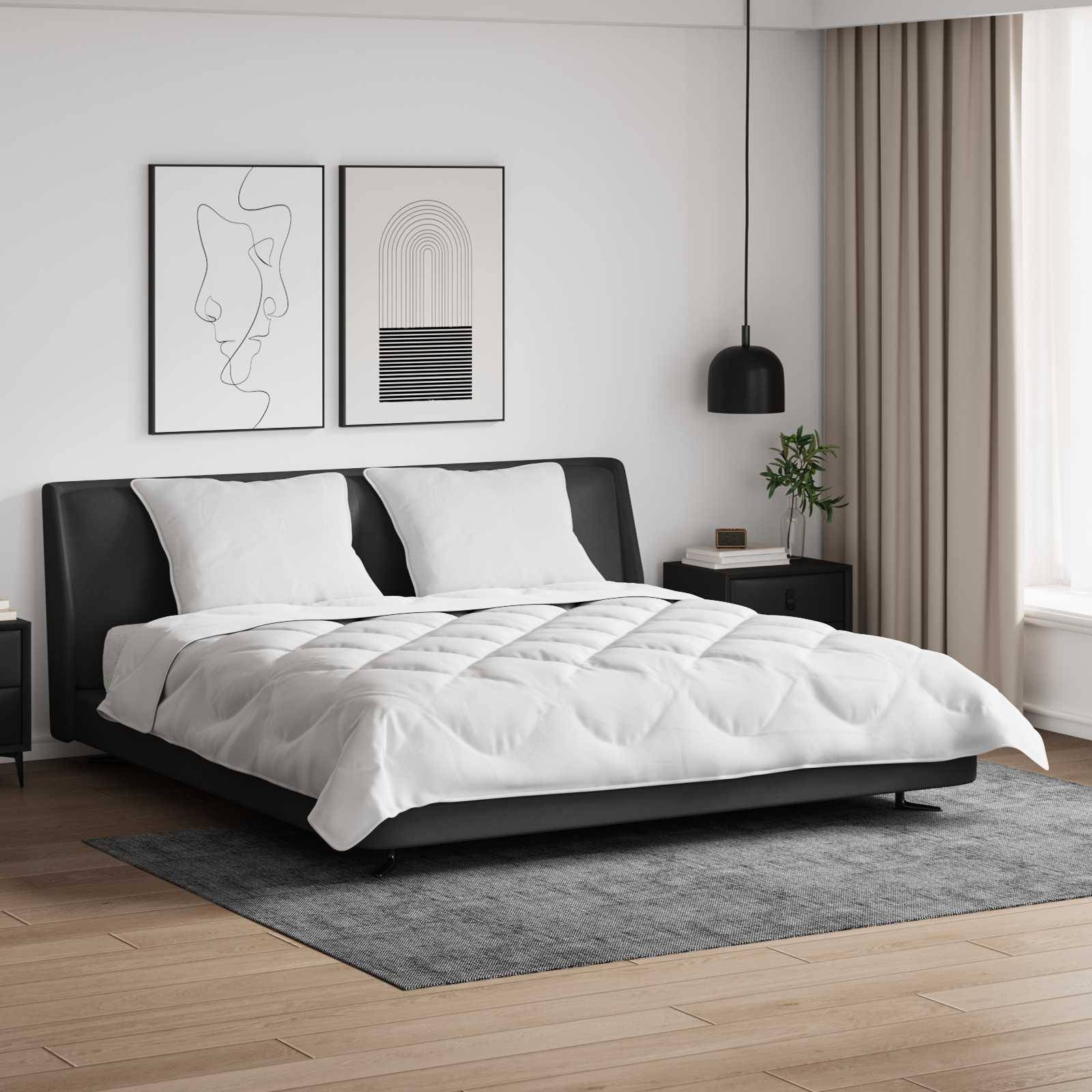 Ein modernes Schlafzimmer zeigt ein sorgfältig gemachtes Bett mit weißer Bettwäsche, zwei Kissen, flankiert von Nachttischen mit Lampen und abstrakten Kunstwerken darüber.