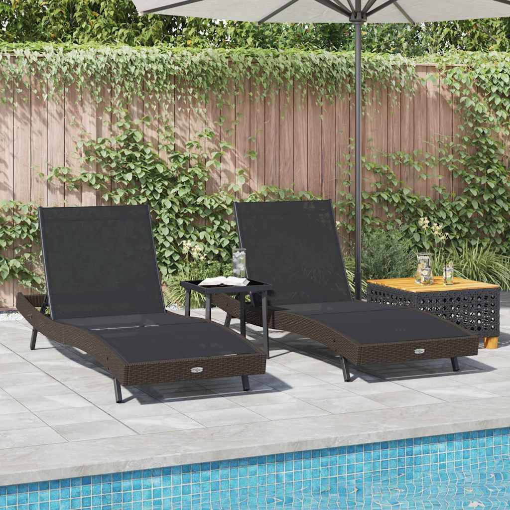 Zwei schwarze Loungesessel neben einem Pool, unter einem großen Sonnenschirm. Üppiges Grün und ein Holzzaun im Hintergrund.