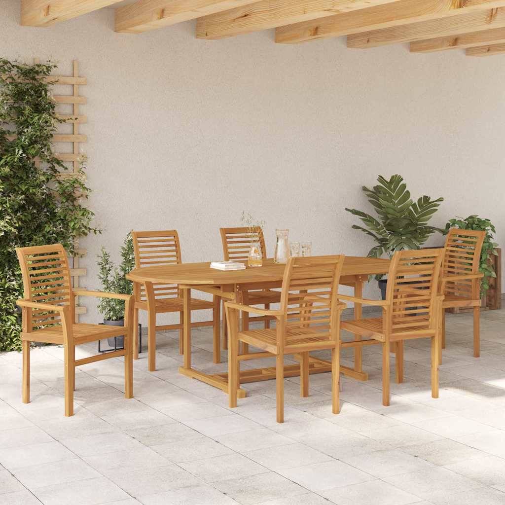 Eine Holzgartenmöbelgruppe mit sechs Stühlen und einem Tisch auf einer gefliesten Terrasse, umgeben von grünen Pflanzen unter einer Holzpergola.