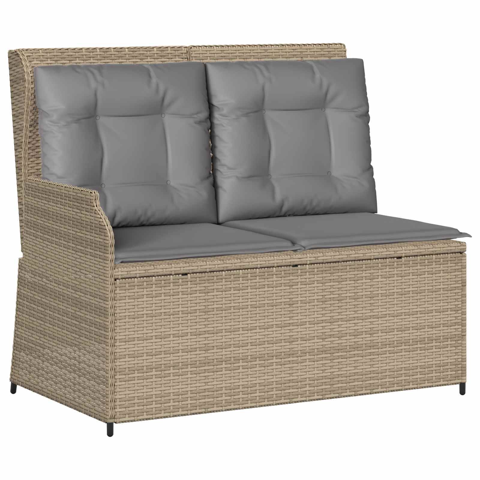 Geflochtene Sitzbank mit grauen, gesteppten Kissen, die einen hohen Rücken und eine Armlehne an einer Seite aufweist. Ideal für Außen- oder Terrassensitzgelegenheiten.