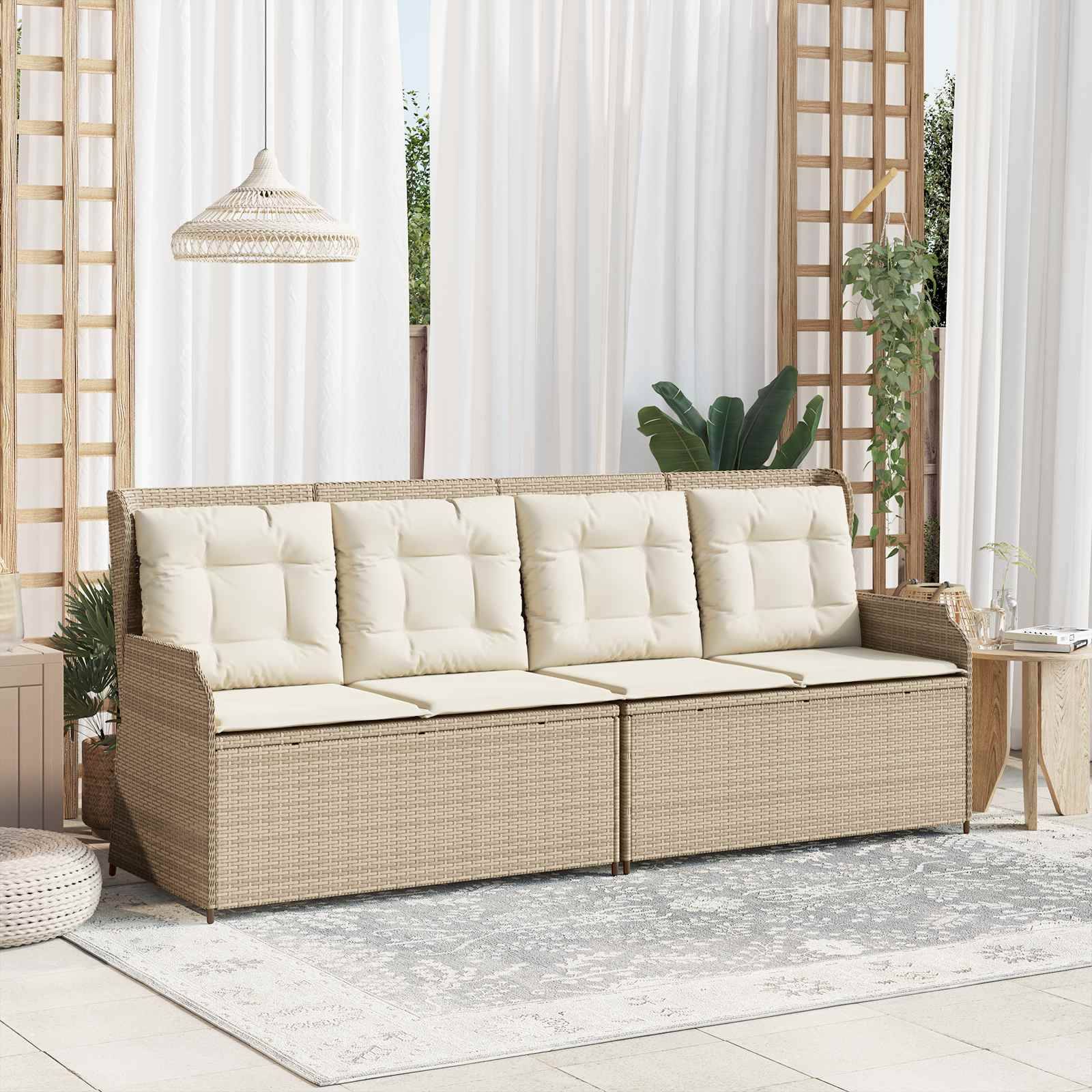 Außenterrasse mit beigefarbenem Rattansofa, cremefarbenen Kissen, zwei Beistelltischen und hängenden Pendelleuchten, platziert auf einem gemusterten Teppich.