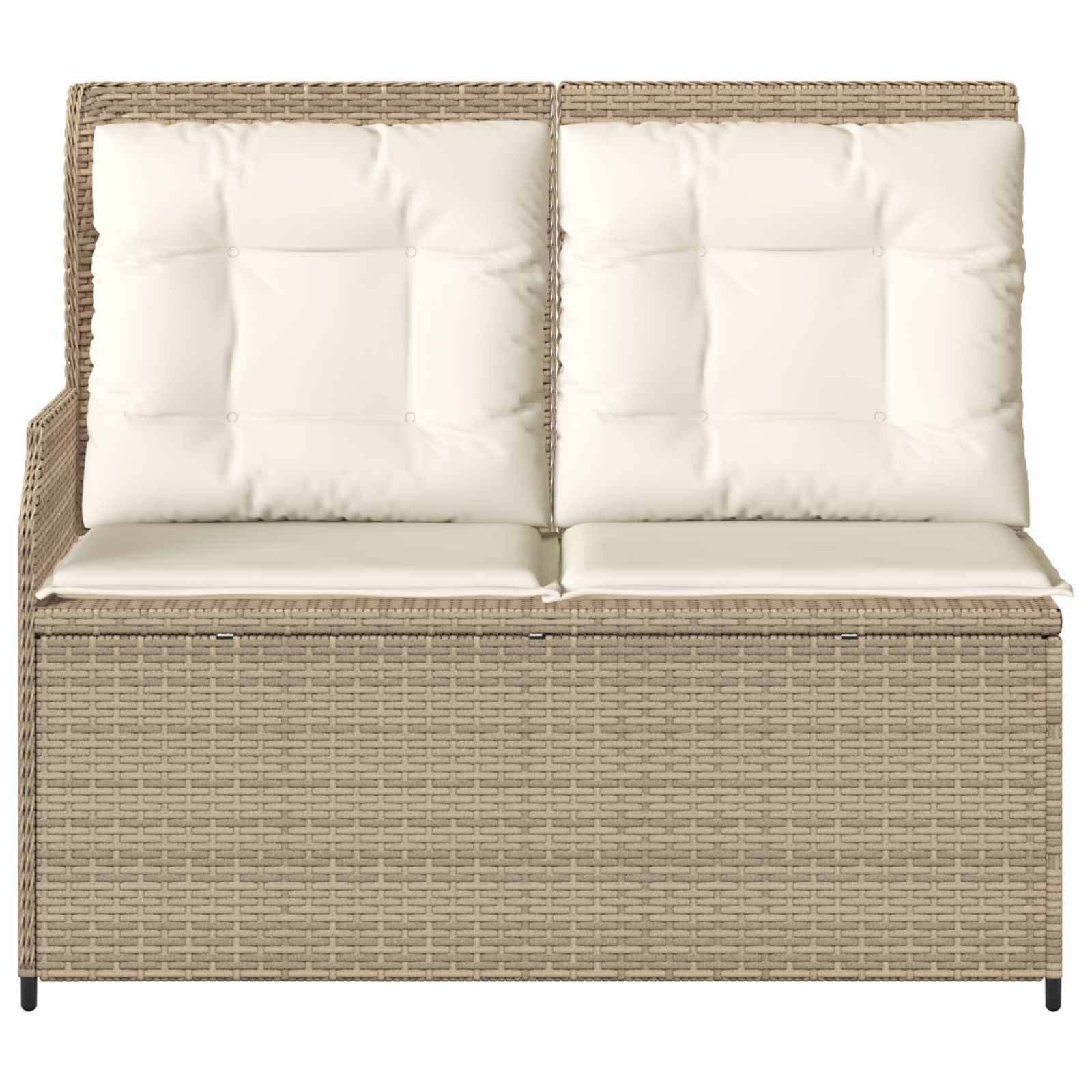 Eine beige Rattan-Sitzbank mit zwei weißen gepolsterten Sitzen und Rückenlehnen, geeignet für Terrassenbereiche im Freien.