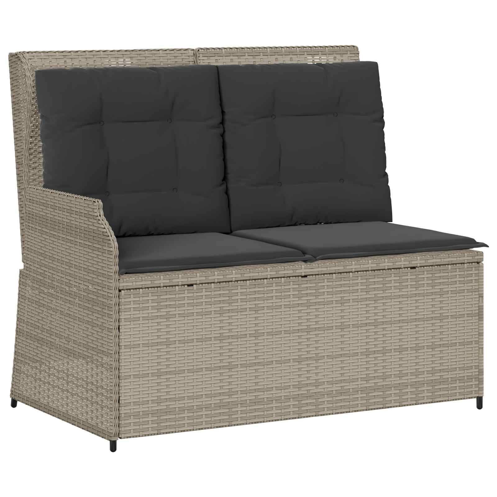 Rattan-Liebesbank mit hoher Rückenlehne, grauen Kissen und leichtem Flechtwerk-Rahmen, geeignet für Außenbestuhlung, vor einem schlichten Hintergrund platziert.