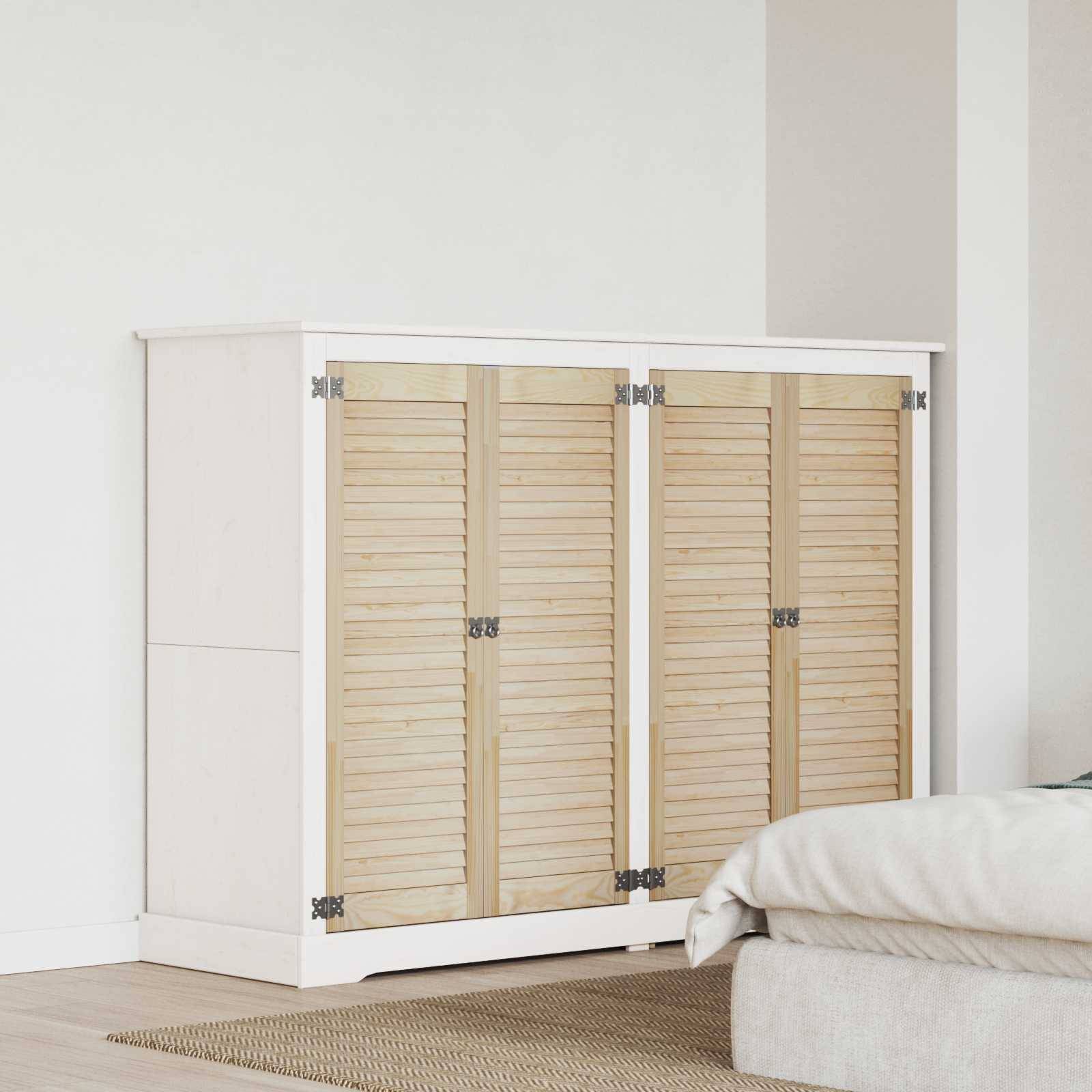 Holzschrank mit hellen, lamelliertem Türen in einem minimalistischen Schlafzimmer, neben einem beigen Bett und einem hellbraunen Teppich.