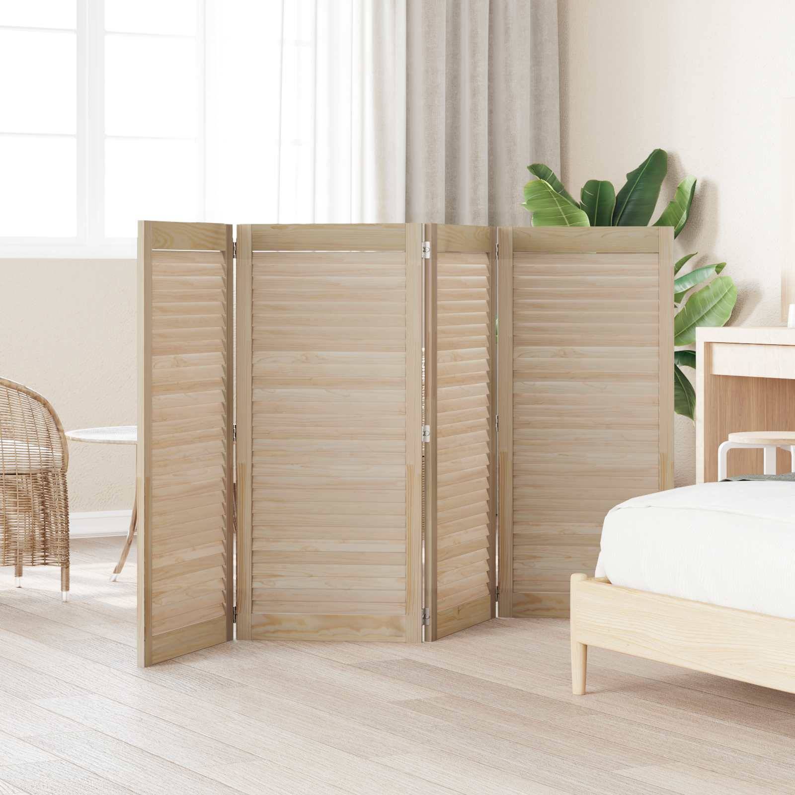 Ein hölzerner Paravent mit Lamellen steht in einem hellen, minimalistischen Schlafzimmer. Ein Bett, ein Stuhl und eine Pflanze sind im Hintergrund zu sehen.