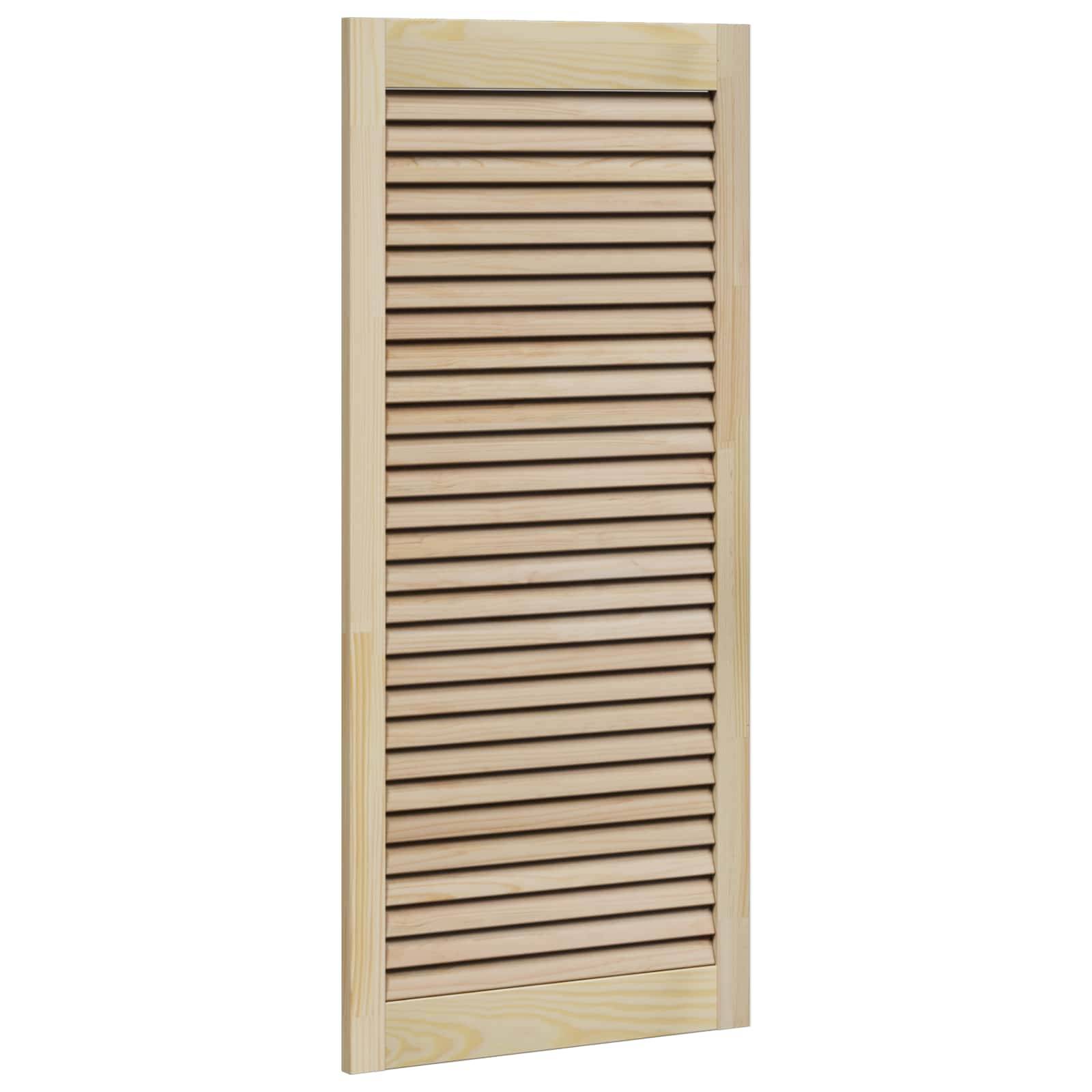 Eine Holztür mit horizontalen Lamellen und einer hellen, natürlichen Oberfläche.