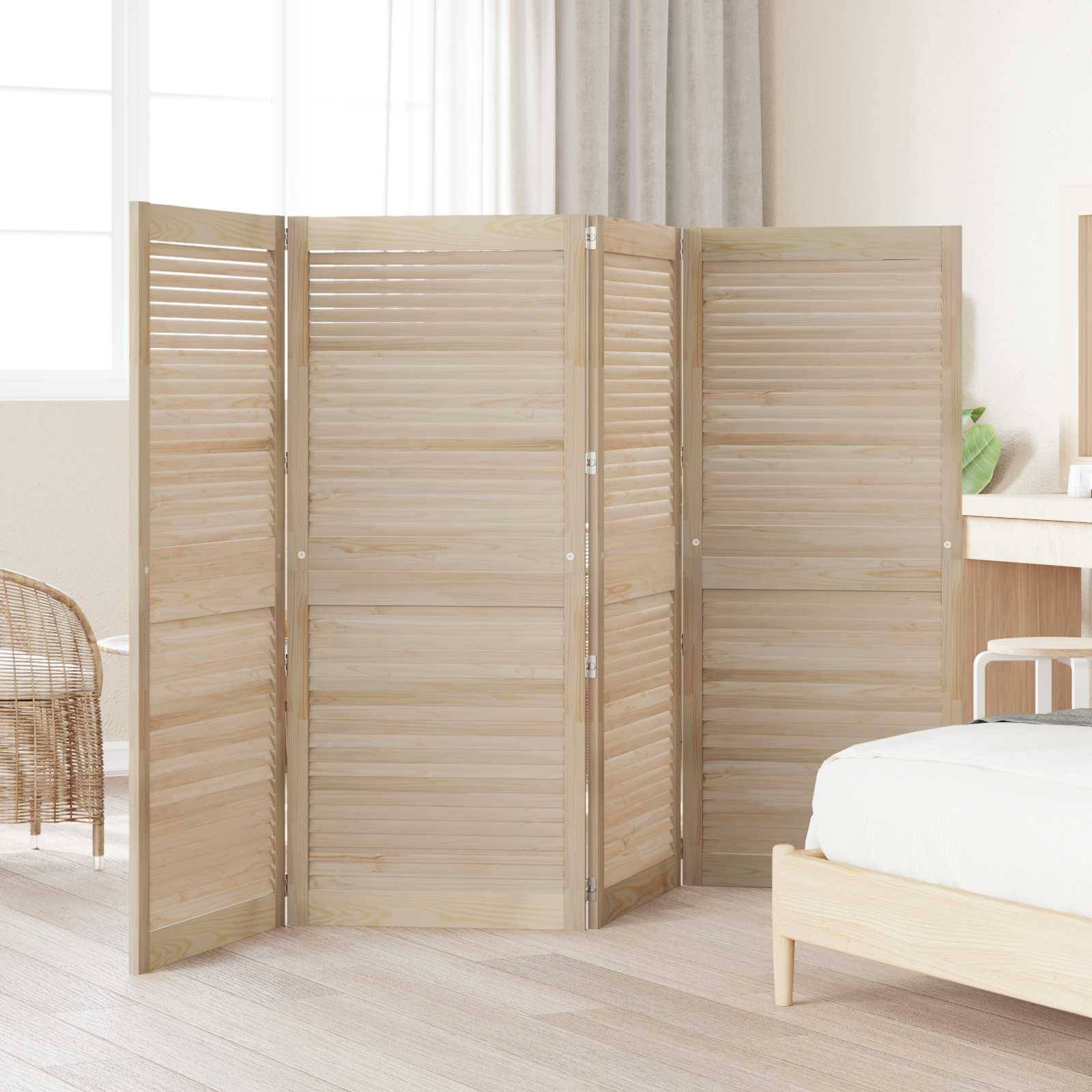 Ein Holzraumteiler mit Lamellenpaneelen, leicht geöffnet in einem hellen Raum, der ein Holzbett und einen Stuhl trennt, mit durchsichtigen Vorhängen.