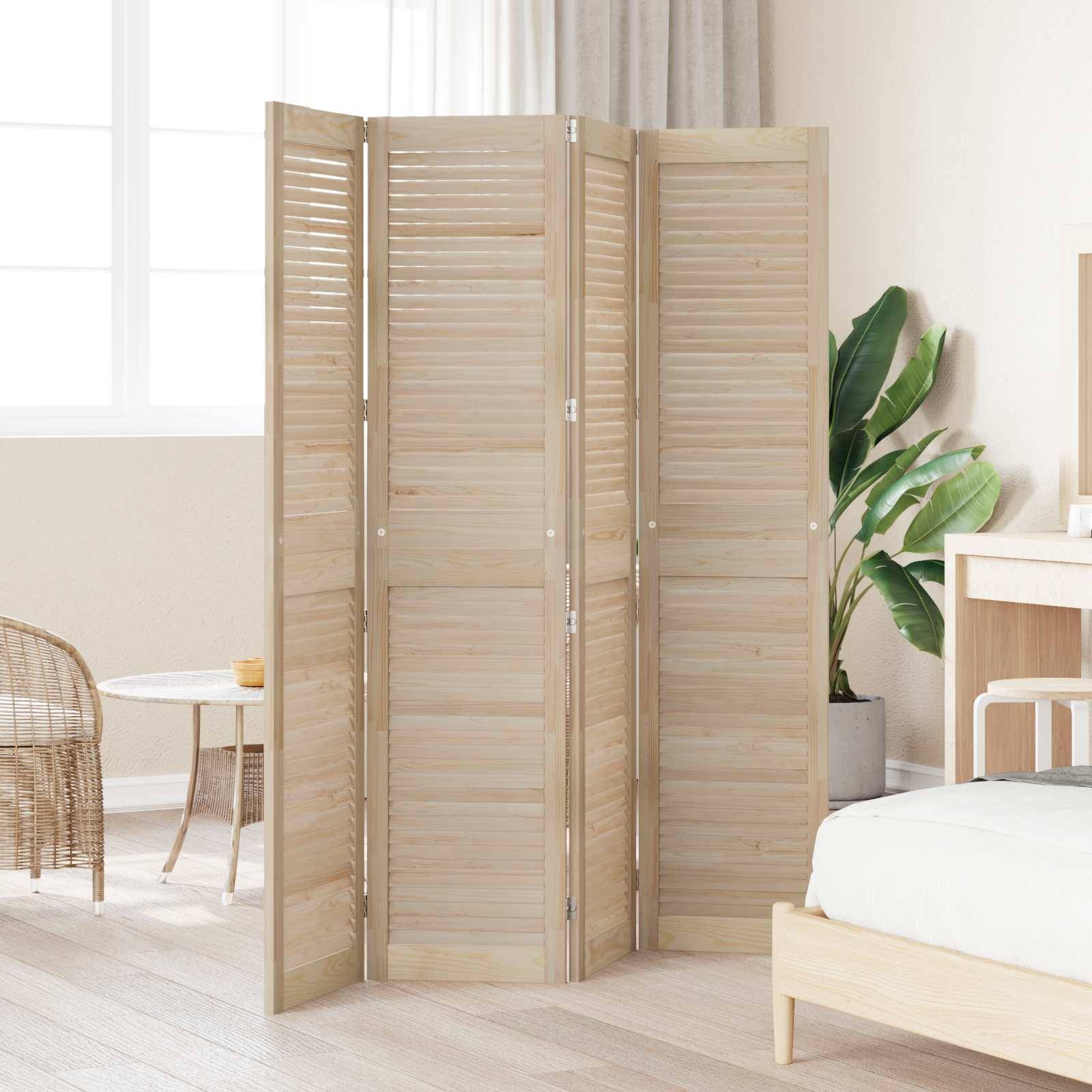 Ein Raumteiler aus Holz mit Lamellen steht in einem modernen Wohnzimmer, daneben ein Stuhl, ein kleiner Tisch, eine Topfpflanze und ein Schreibtisch.