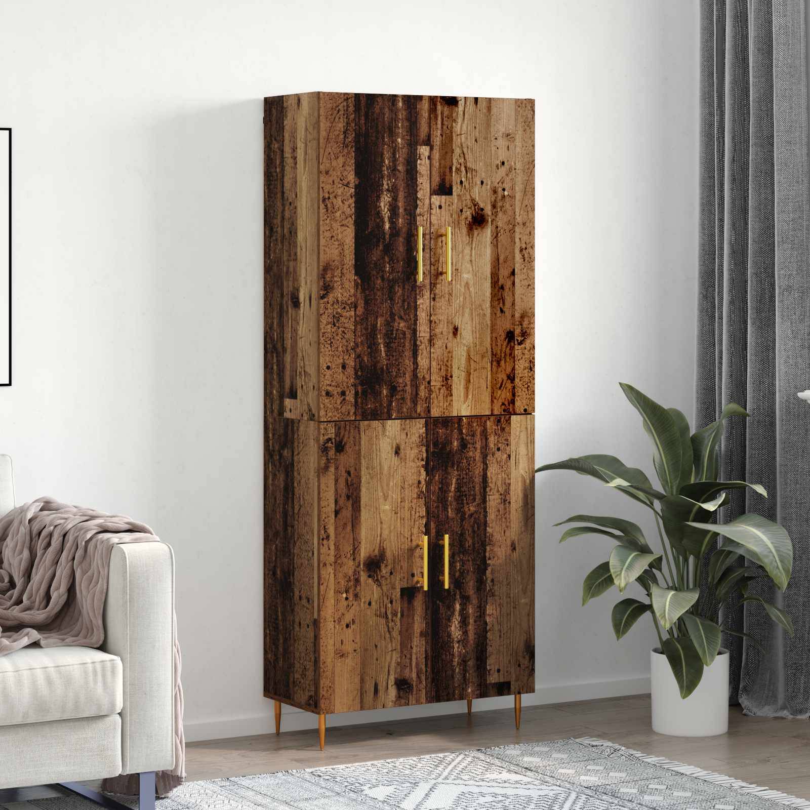 Hoher rustikaler Holzschrank mit Messinggriffne steht neben einer Topfpflanze in einem modernen Wohnzimmer.