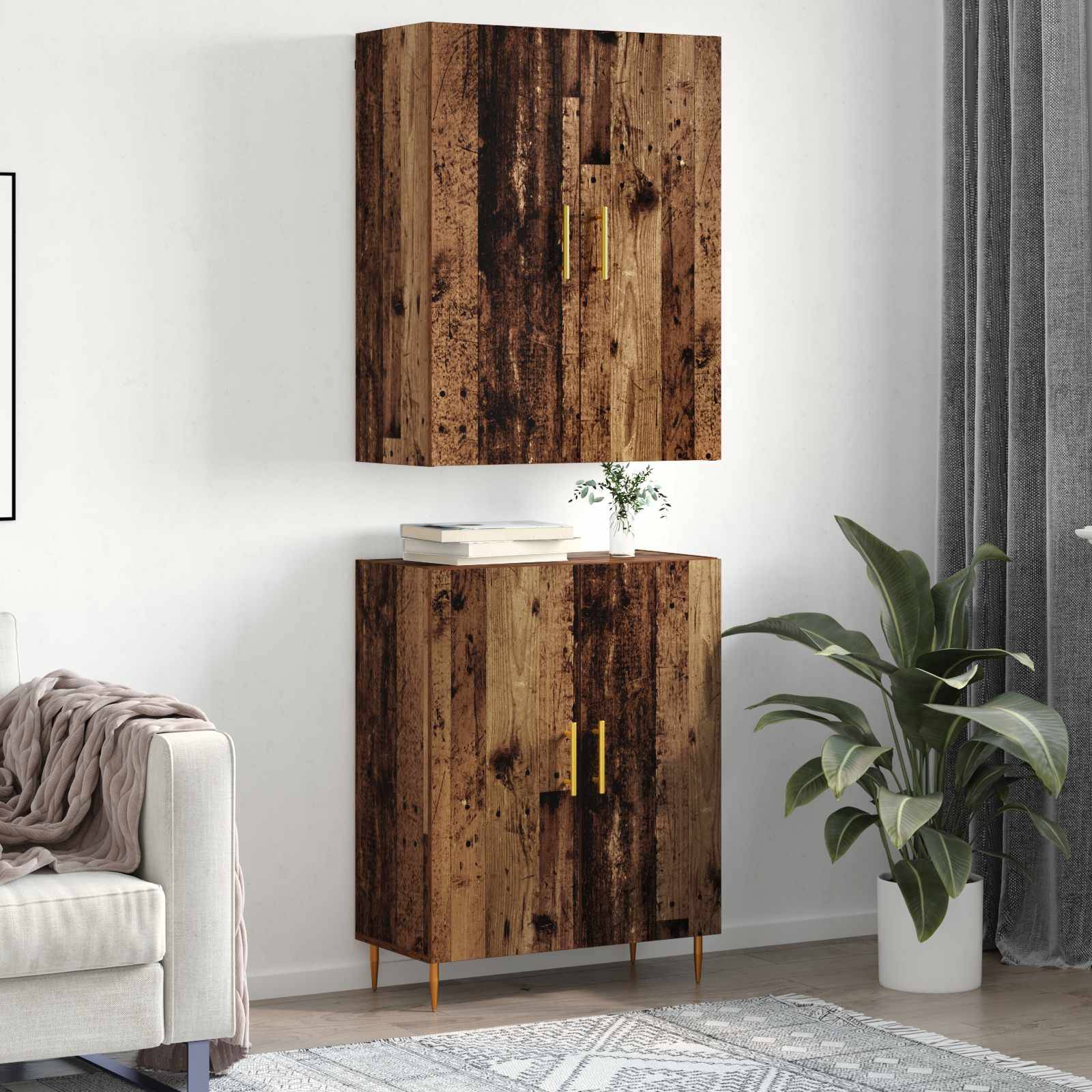 Rustikales Holzwandschrank und passender Bodenschrank in einem Wohnzimmer, mit Büchern, kleine Vase, Pflanze, Sofa und Vorhängen.