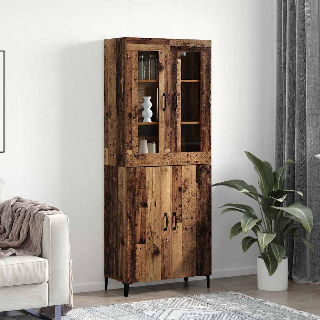 Hoher Holzschrank mit verglasten Türen, der Dekorationsgegenstände präsentiert, steht neben einem beigen Sofa. Eine grüne Pflanze verleiht eine natürliche Note.