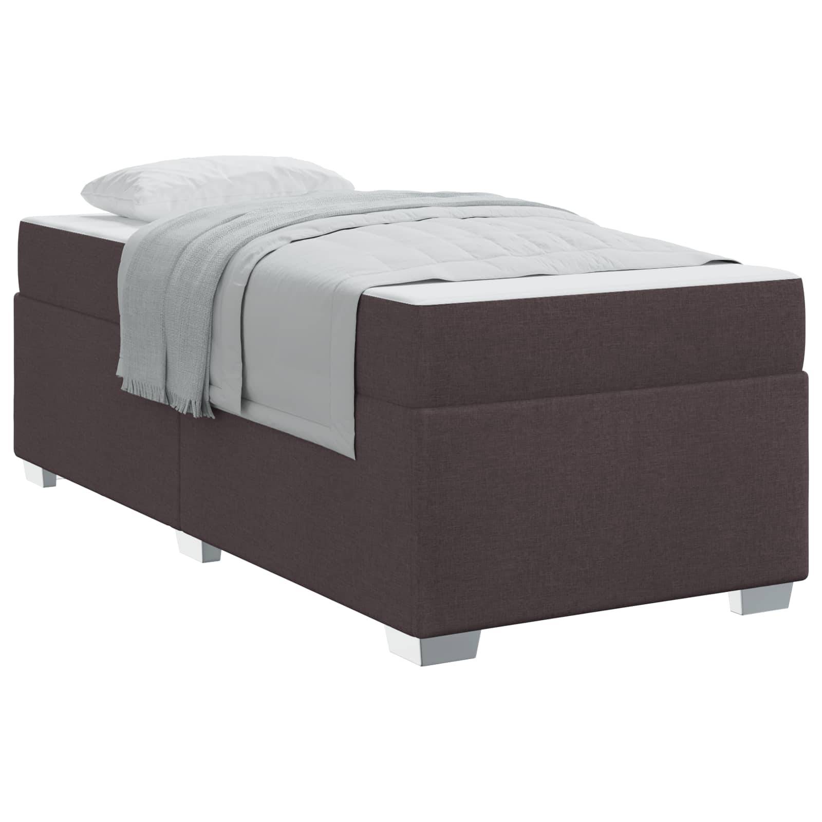 Dunkles gepolstertes Platformbett mit weißer Matratze, Kissen und grauer Decke auf weißem Hintergrund.