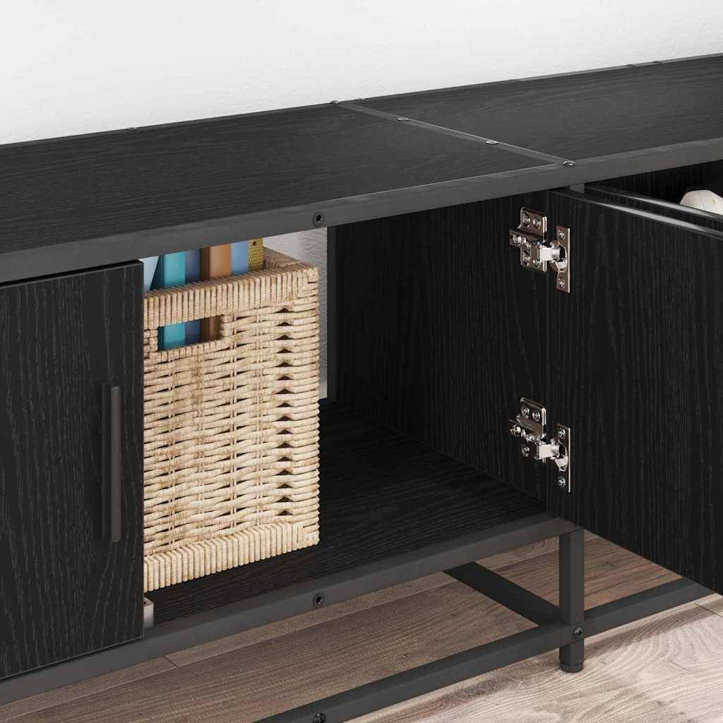 Schwarzes Holzsideboard mit offenen Schränken zeigt einen Flechtkorb und Bücher auf einer Seite und eine offene Schublade mit Metallscharnier auf der anderen Seite.
