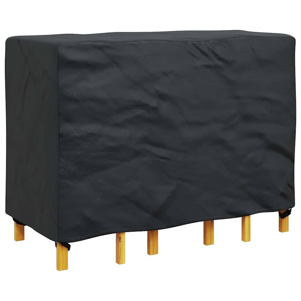 Eine schwarze, rechteckige Abdeckung schützt eine Holz-Outdoor-Möbelgarnitur. Die Abdeckung reicht bis zur Oberkante der Holzbeine und bietet vollständige Abdeckung.