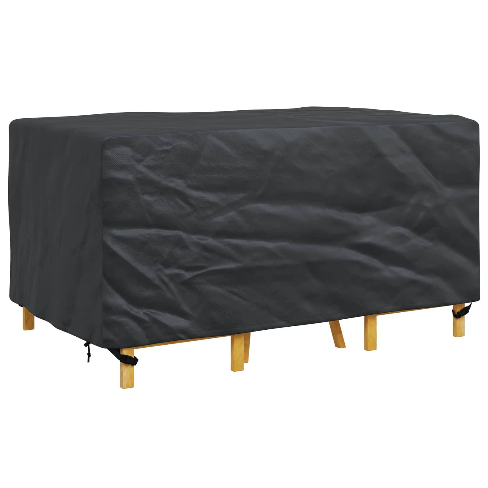 Eine schützende schwarze Outdoor-Abdeckung ist über einen rechteckigen Tisch mit Holzbeinen gebreitet, die zum Wetterschutz von Möbeln geeignet ist.