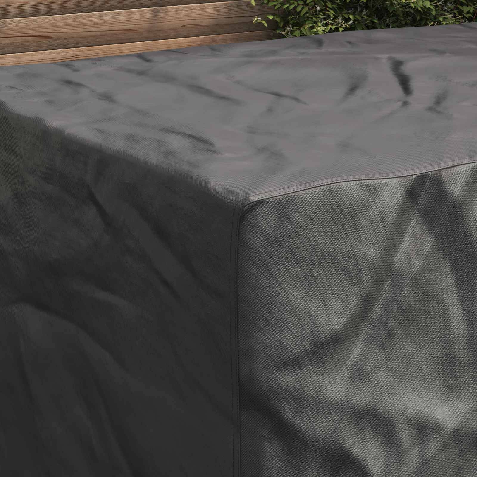 Eine schwarze Outdoor-Möbelabdeckung, die über einem rechteckigen Stück mit einem horizontalen Holzlamellenhintergrund drapiert ist.