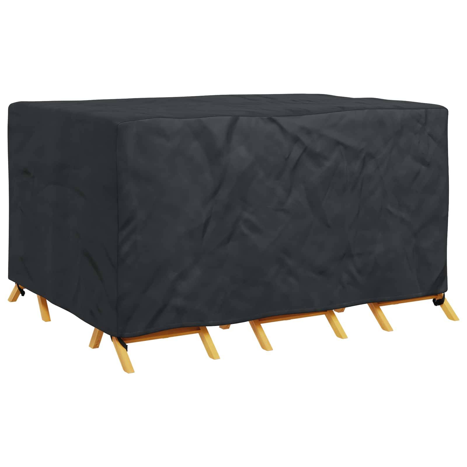 Eine schwarze rechteckige Abdeckung ist über Outdoor-Holzmöbel gelegt und deutet auf Schutz vor Wetterbedingungen hin.