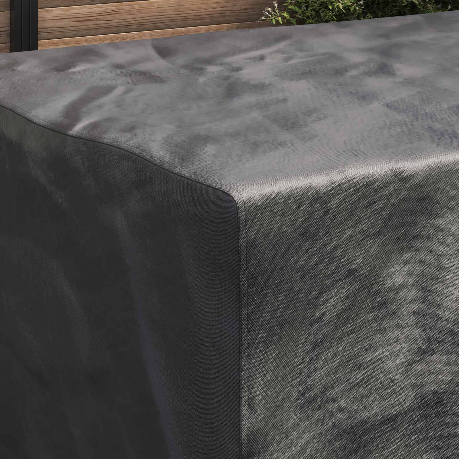Eine schlanke graue Abdeckung, die über Outdoor-Möbel passt, mit einem Holzhintergrund und den Anschein von Witterungsschutz.