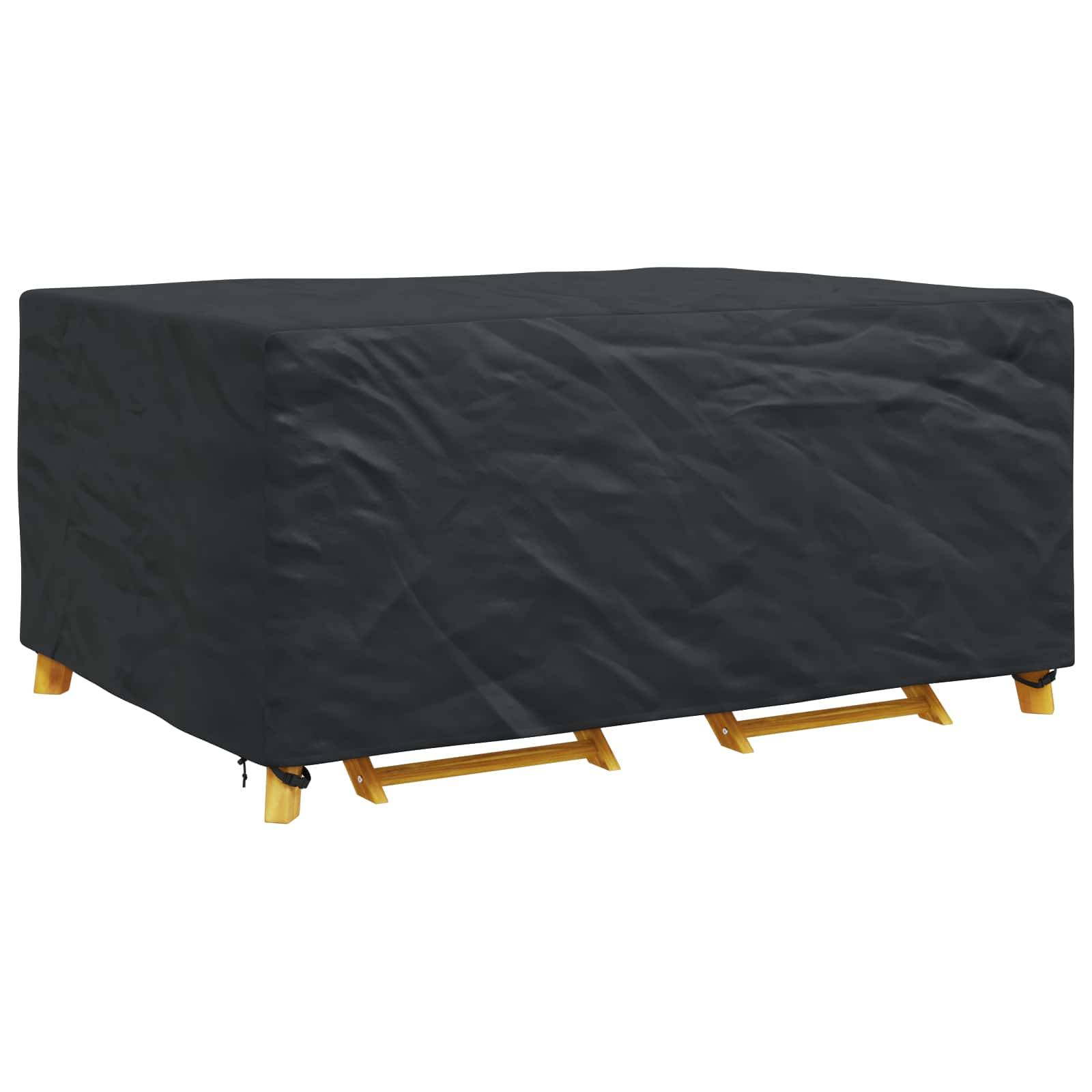 Eine schwarze, rechteckige Abdeckung für Outdoor-Möbel ist über einen Holztisch gelegt, um ihn vor Witterungselementen zu schützen.