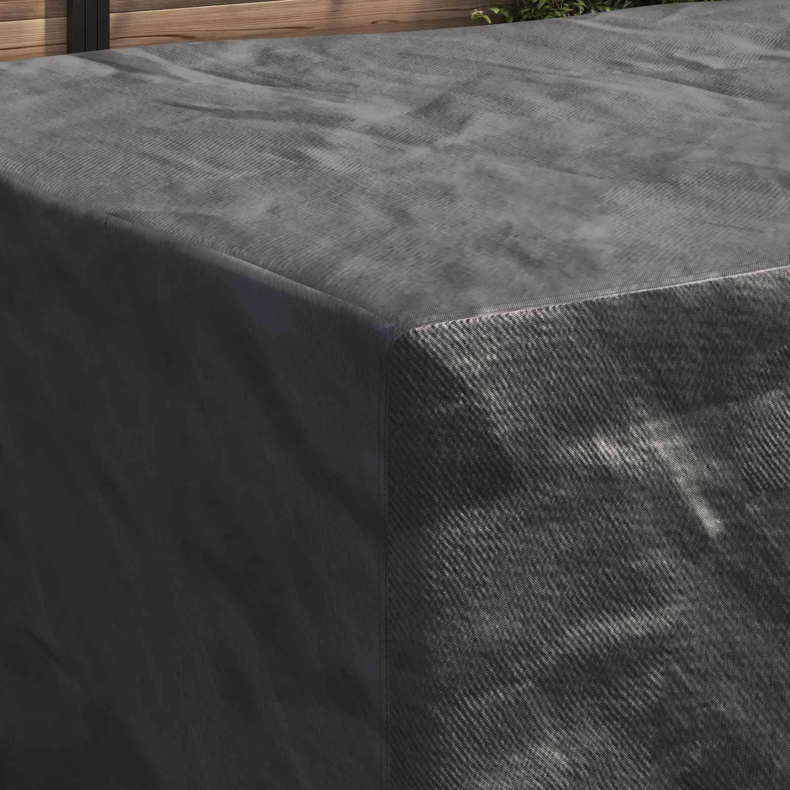 Eine graue, mit Stoff bezogene rechteckige Box oder ein Tisch, von der Seite betrachtet, mit Holzvertäfelung im Hintergrund.