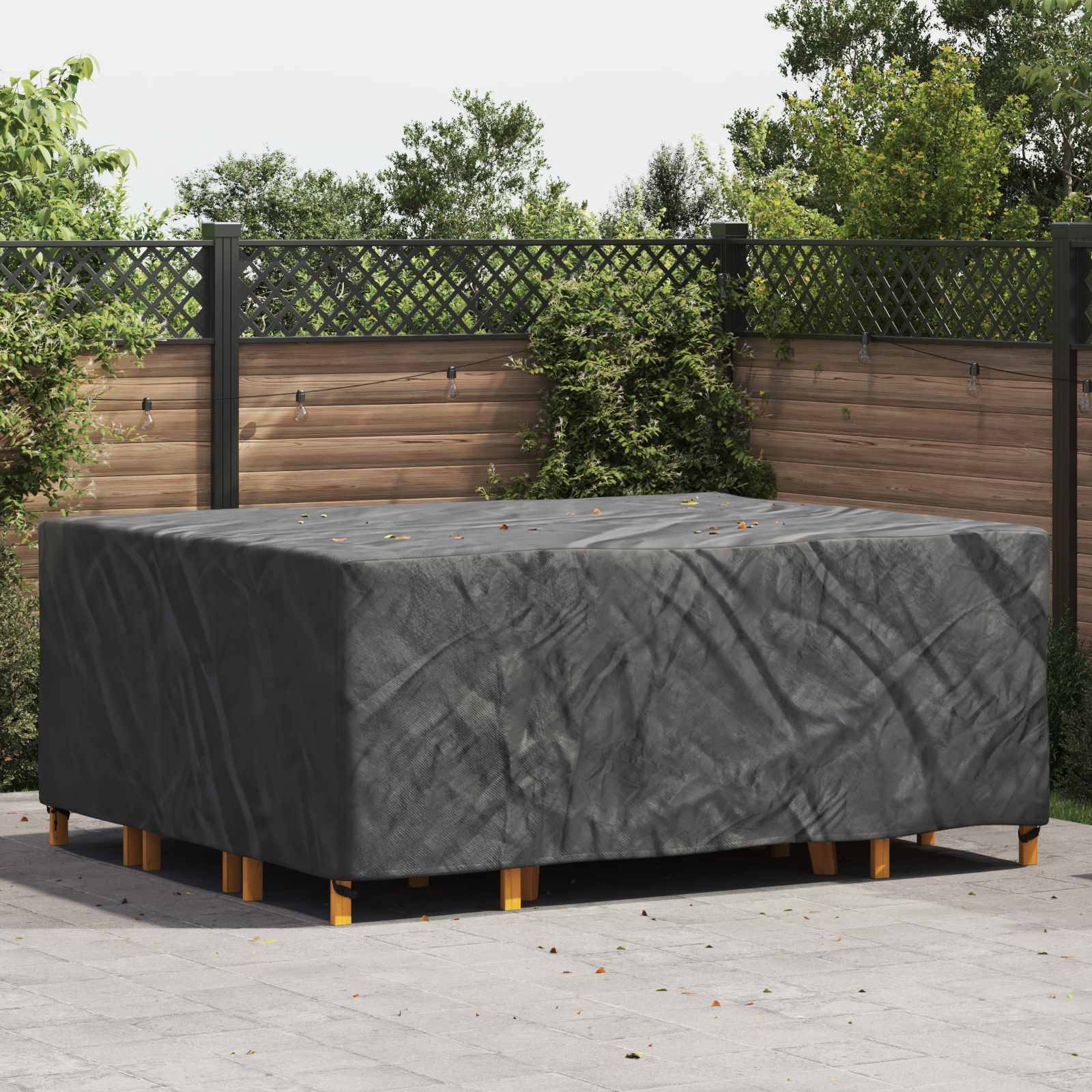 Ein überdachter Outdoor-Tisch auf einer Terrasse, umgeben von einem Rankzaun und Grünpflanzen, unter einem klaren Himmel, der eine ruhige Gartensituation andeutet.