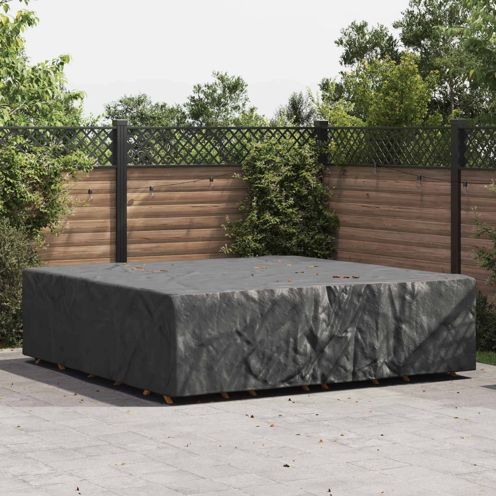 Ein überdachter Outdoor-Terrassentisch auf einer gepflasterten Oberfläche, umgeben von einem Holzzaun und Grünpflanzen in einer Gartensituation.