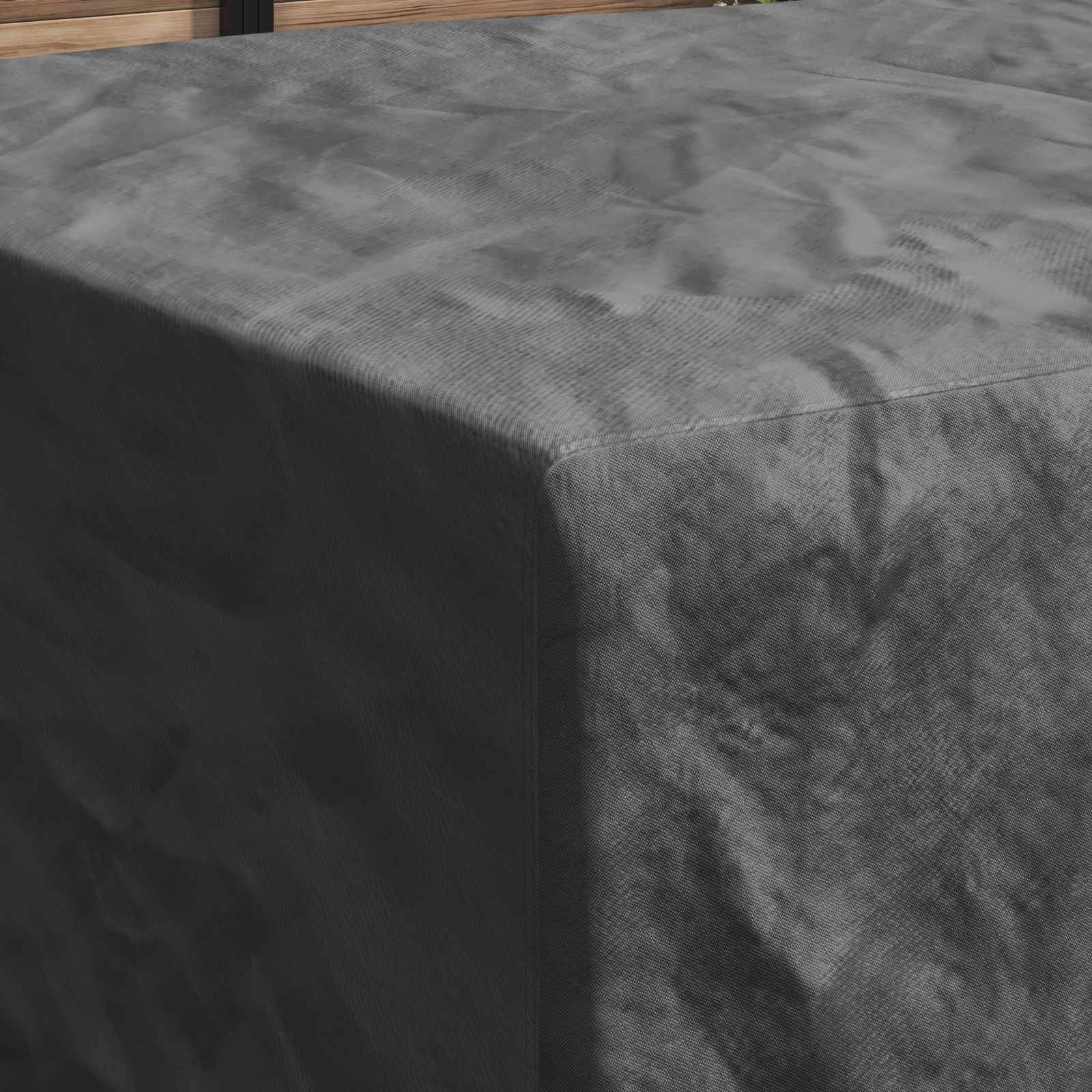 Ein graues Gewebe mit weicher, strukturierter Oberfläche bedeckt eine Fläche und wirft subtile Schatten und Falten. Holzlatten sind im Hintergrund teilweise sichtbar.