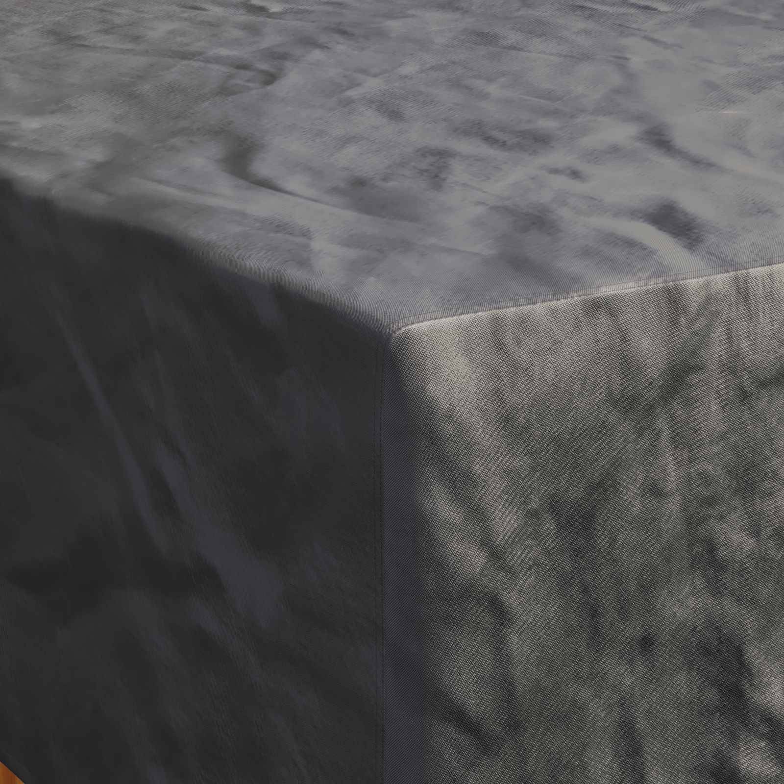 Nahaufnahme eines grauen, strukturierten Stoffes, der über eine Oberfläche drapiert ist, mit sichtbaren Falten und Schatten, die die Materialfülle und Details betonen.