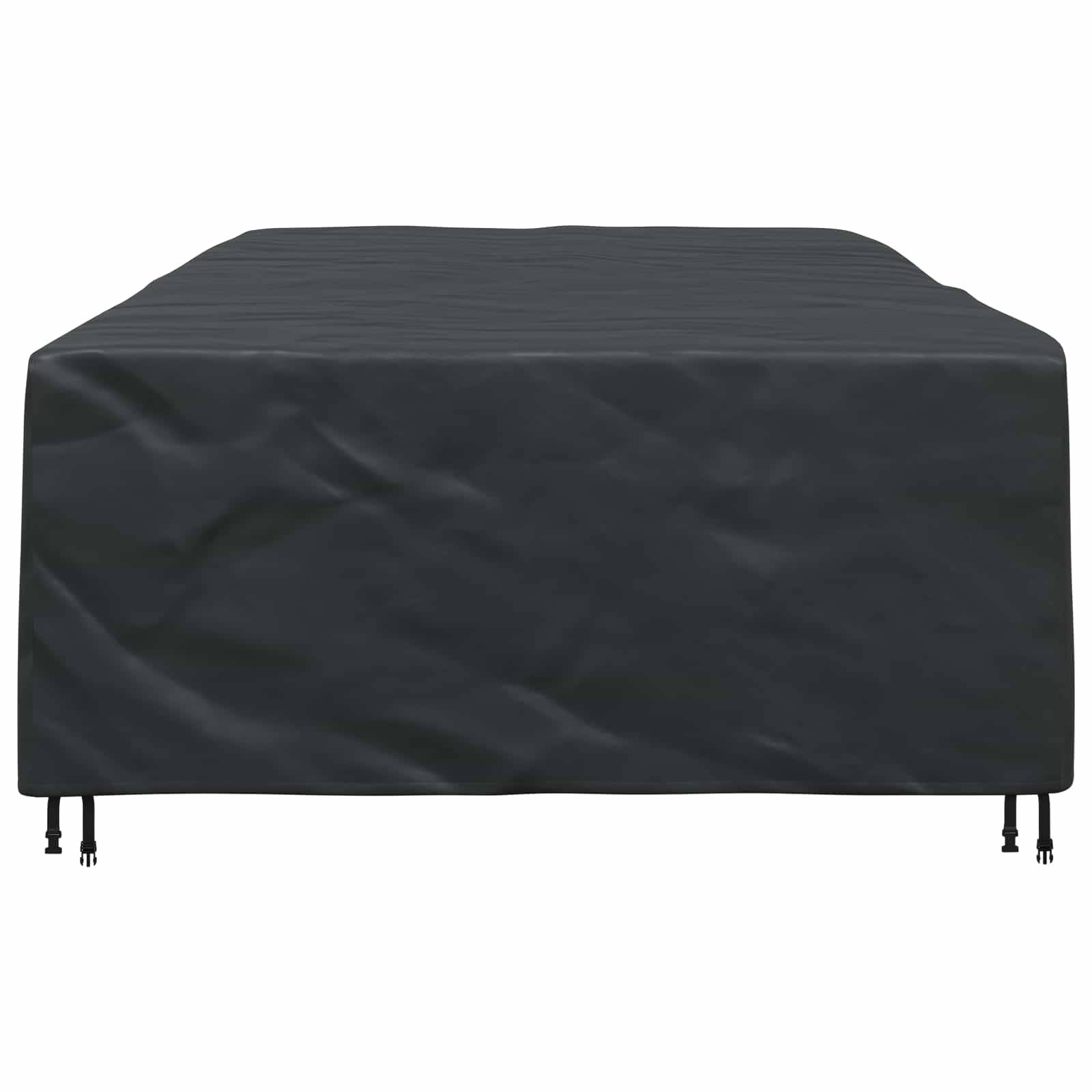 Eine schwarze, wetterfeste Abdeckung, die über einen rechteckigen Outdoor-Tisch gezogen wird, mit Riemen, die sie an den Beinen befestigen, zum Schutz.