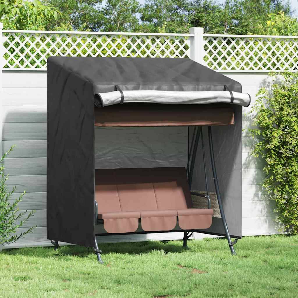 Eine braune und schwarze Outdoor-Schaukel mit Dach steht auf einem Rasen, im Rücken von einem weißen Zaun und Grünpflanzen, die eine entspannende Gartenszene schaffen.