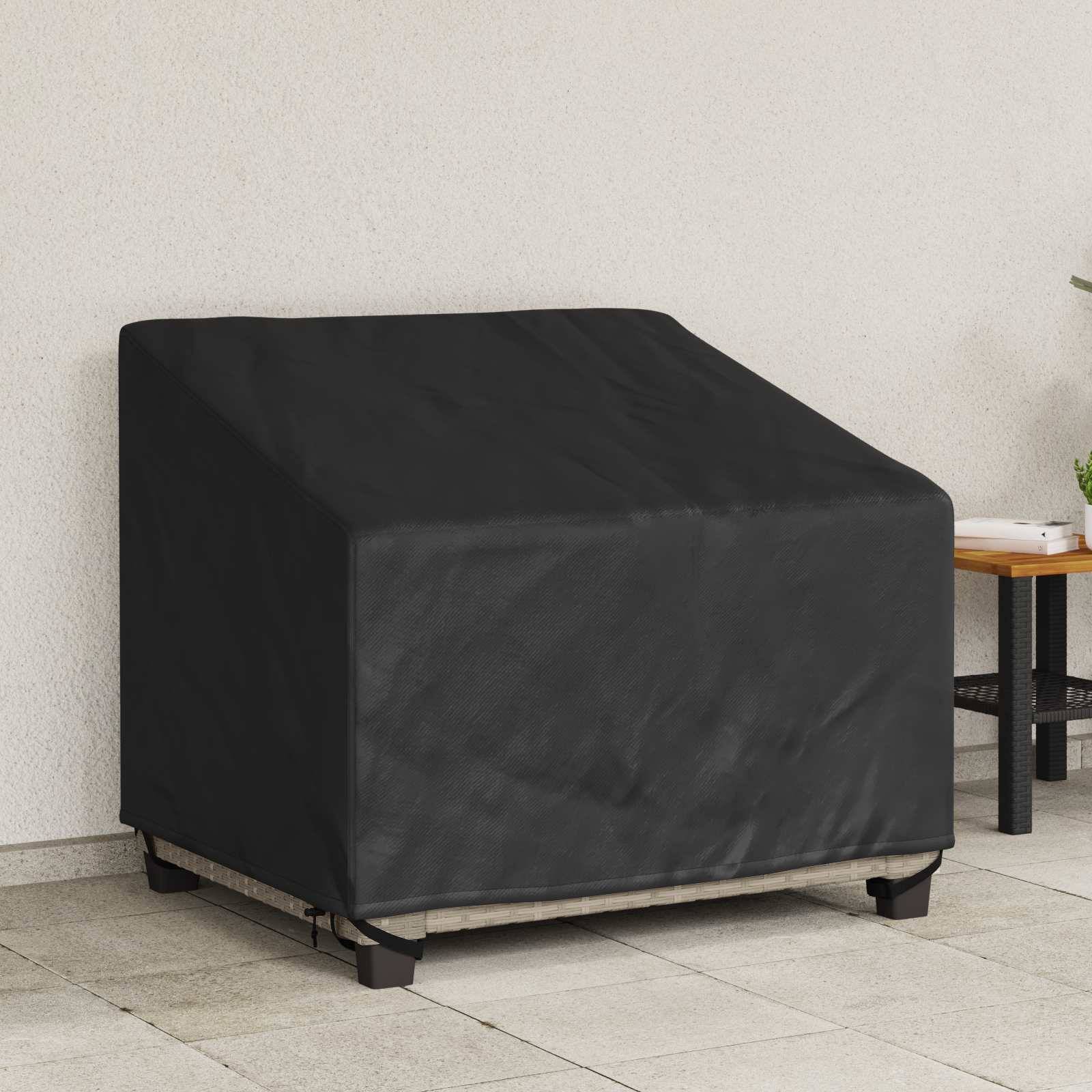 Gartenmöbel, die von einer schwarzen Schutzhülle bedeckt sind, auf einer gefliesten Terrasse. Auf der rechten Seite steht ein kleiner Holztisch mit einem Getränk.