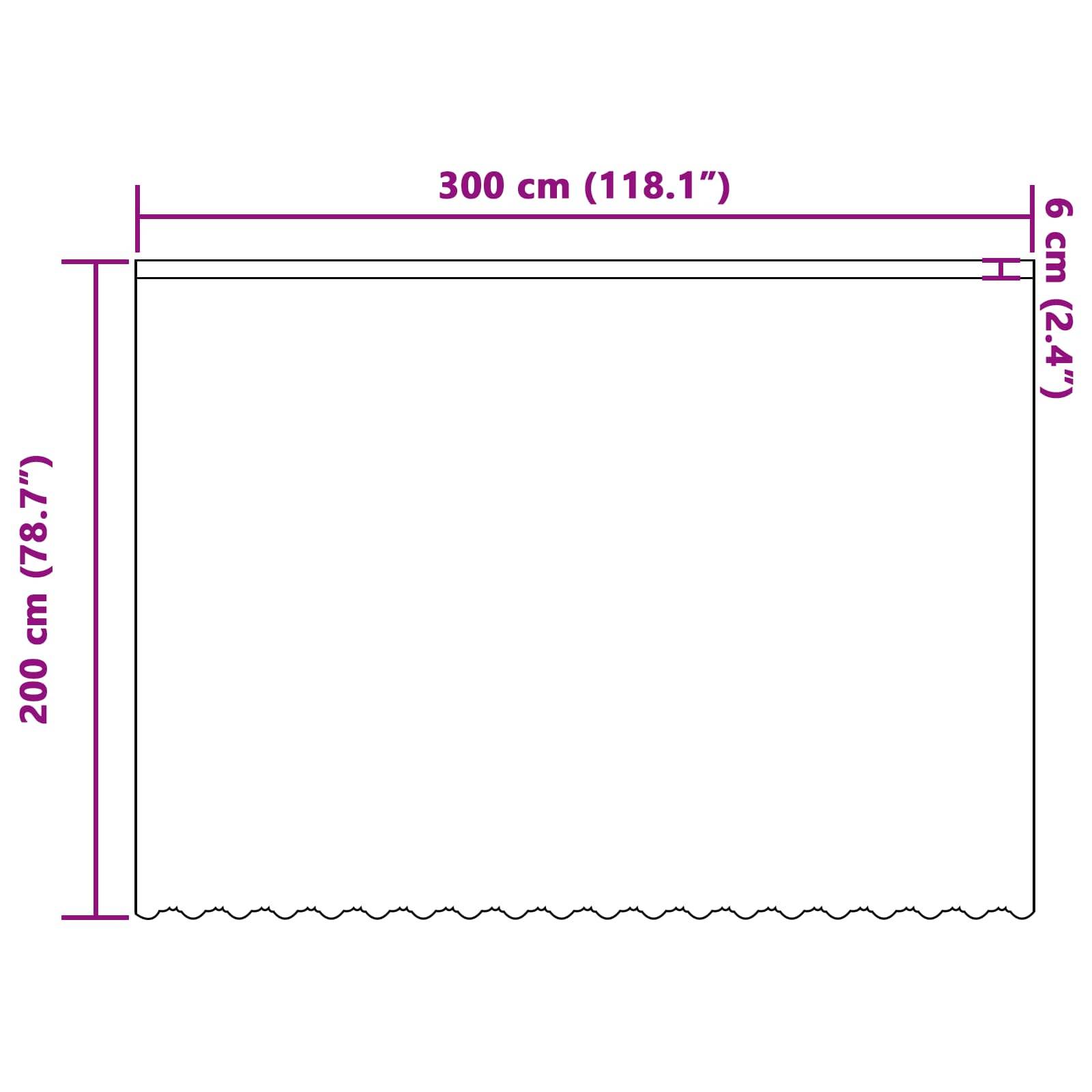 Helles Wohnzimmer mit großem Fenster, das mit transparenten Vorhängen drapiert ist und weiches Naturlicht auf eine Ecke eines gemütlichen Sofas wirft.