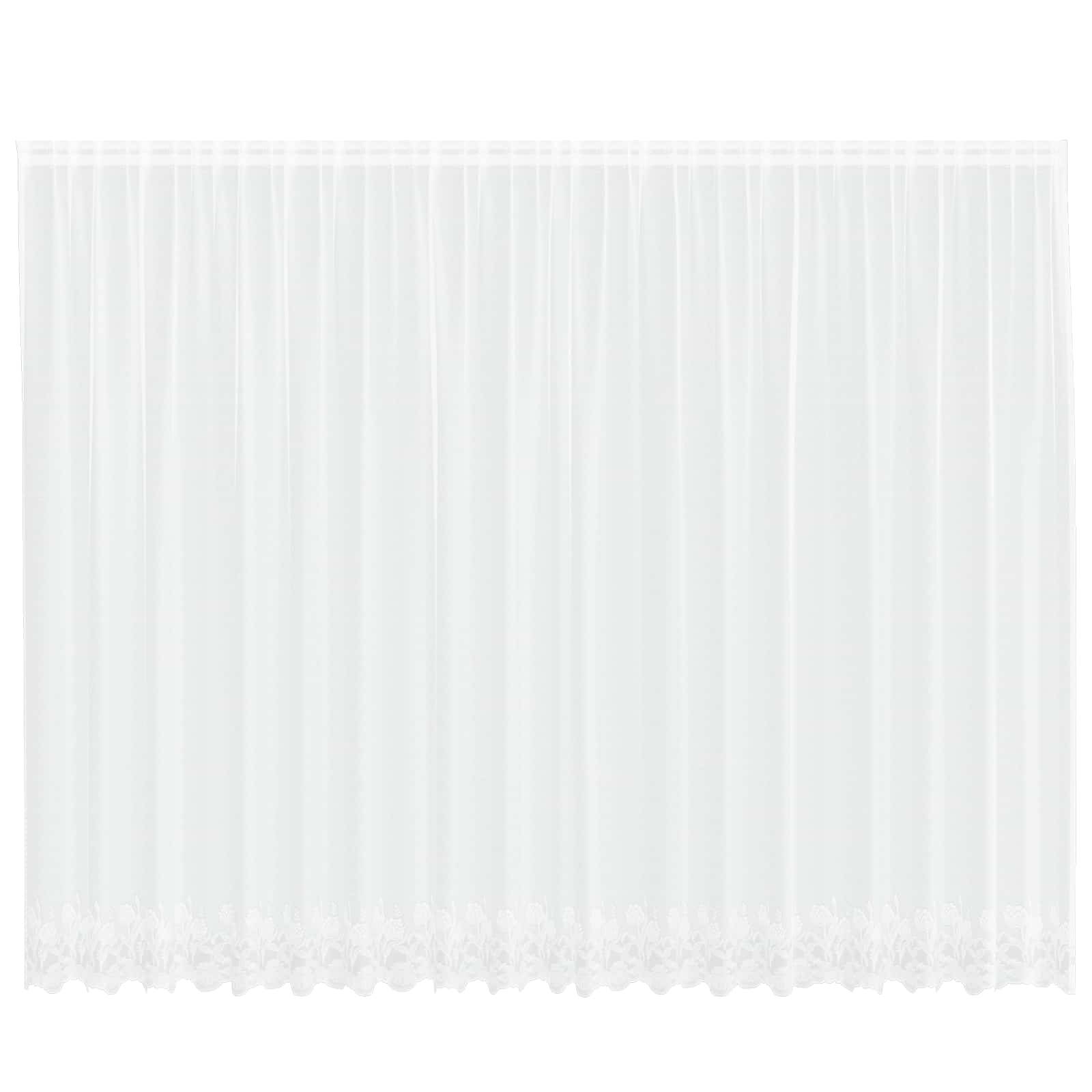 Ein weißer durchsichtiger Vorhang mit einer zarten Blumenspizenborte hängt flach vor einem einfachen Hintergrund und suggeriert Eleganz und Schlichtheit.