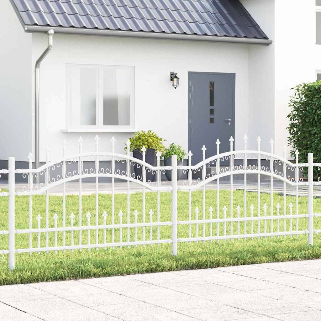 Ein kleines, weißes Haus mit dunklem Dach, einer grauen Haustür und einem weißen Zaun davor. Rundherum gibt es saftig grünes Gras und Büsche.