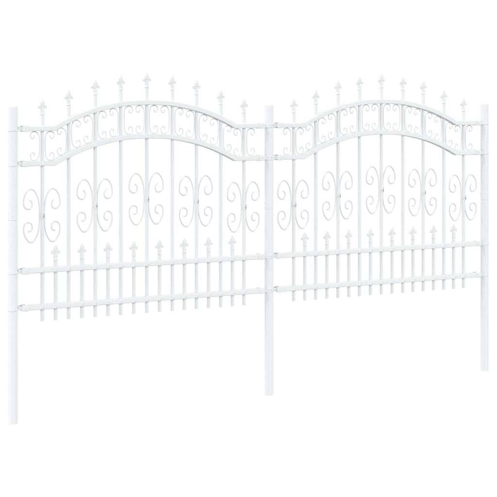Ein aufwendiger weißer Metallzaun mit dekorativen Schnörkeln und spitzen Zierspitzen, der sich hervorragend zur Verschönerung von Garten- oder Wegbegrenzungen eignet.