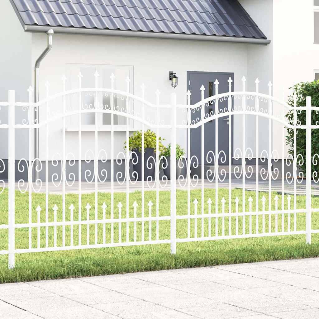 Weißer dekorativer Zaun vor einem Haus mit Satteldach und kleinem Garten. Der Zaun zeichnet sich durch ornamentale Muster aus und verbessert die Attraktivität des Hauseingangs.