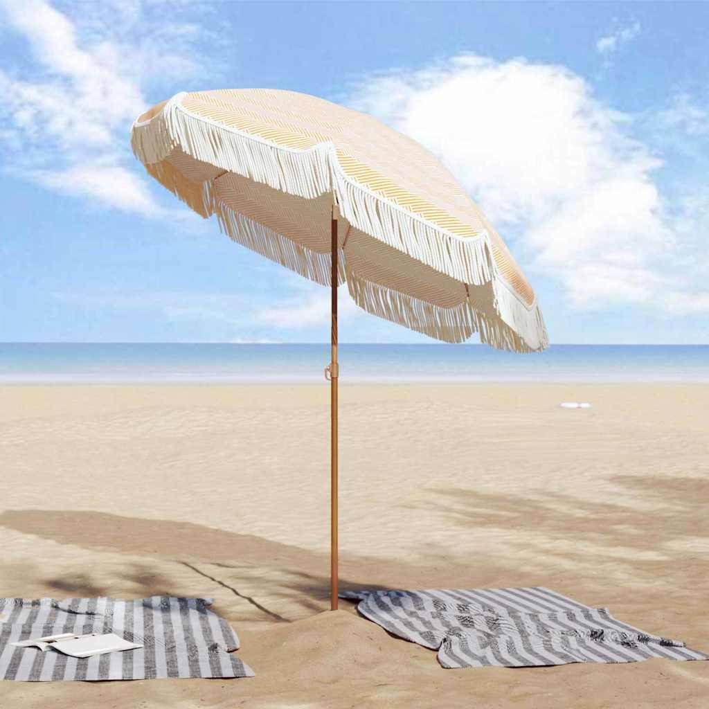 Eine Strandszene mit einem gestreiften Sonnenschirm, der einen Schatten auf den Sand wirft. Zwei gestreifte Handtücher liegen daneben unter einem klaren blauen Himmel.
