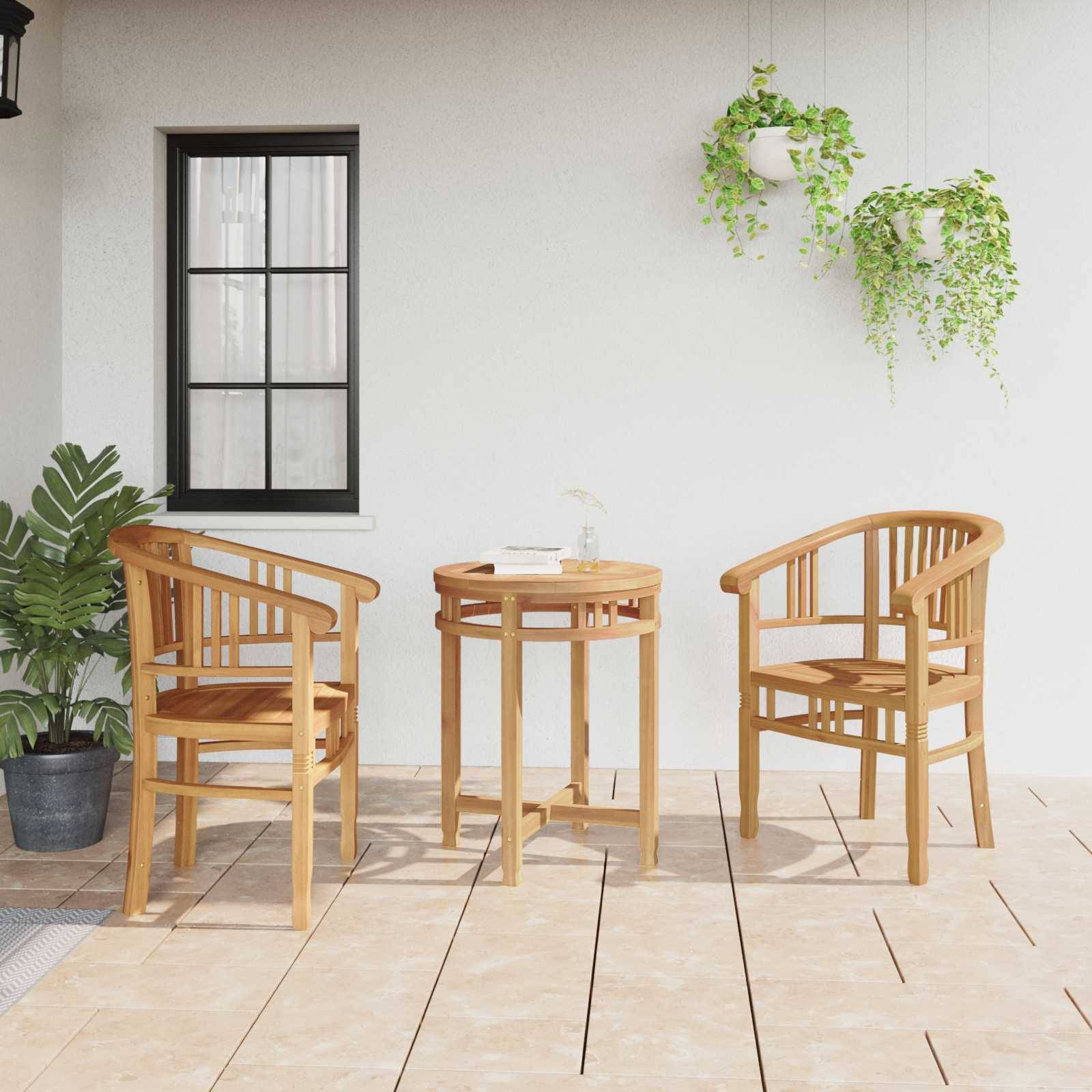 Eine Terrasse mit zwei Holzstühlen und einem runden Tisch, Topfpflanzen und einem Fenster. Hängende Pflanzen verleihen der Szene Grün.