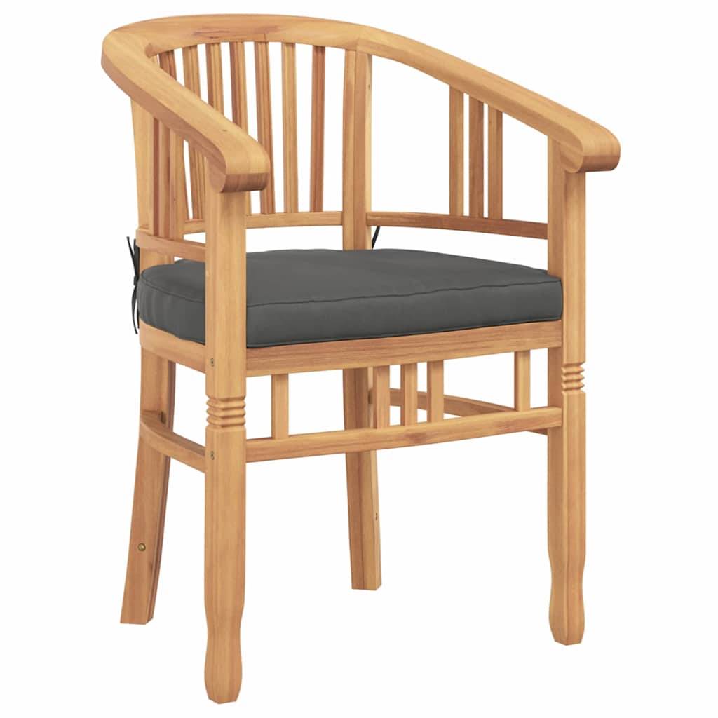 Ein Holzsessel mit gewölbter Rückenlehne und grauem Kissen.
