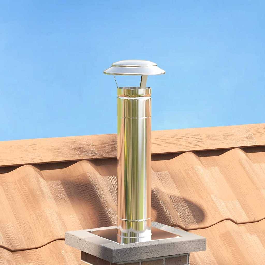 Ein silbernes Metallschornstein mit einer Kappe ist auf einem gekachelten Dach vor einem klaren blauen Himmel montiert.