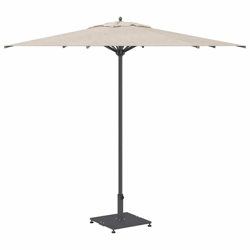 Beige Outdoor-Terrassenregenschirm mit einem stabilen Metallmast und einer quadratischen Basis, geöffnet und aufrecht stehend.