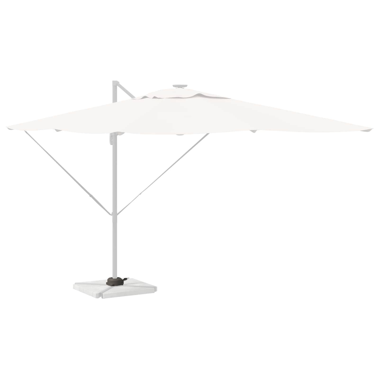 Ein großer weißer Outdoor-Sonnenschirm mit einem Metallständer und schwerem Fuß, konzipiert zur Bereitstellung von Schatten in Garten- oder Terrassenumgebungen.