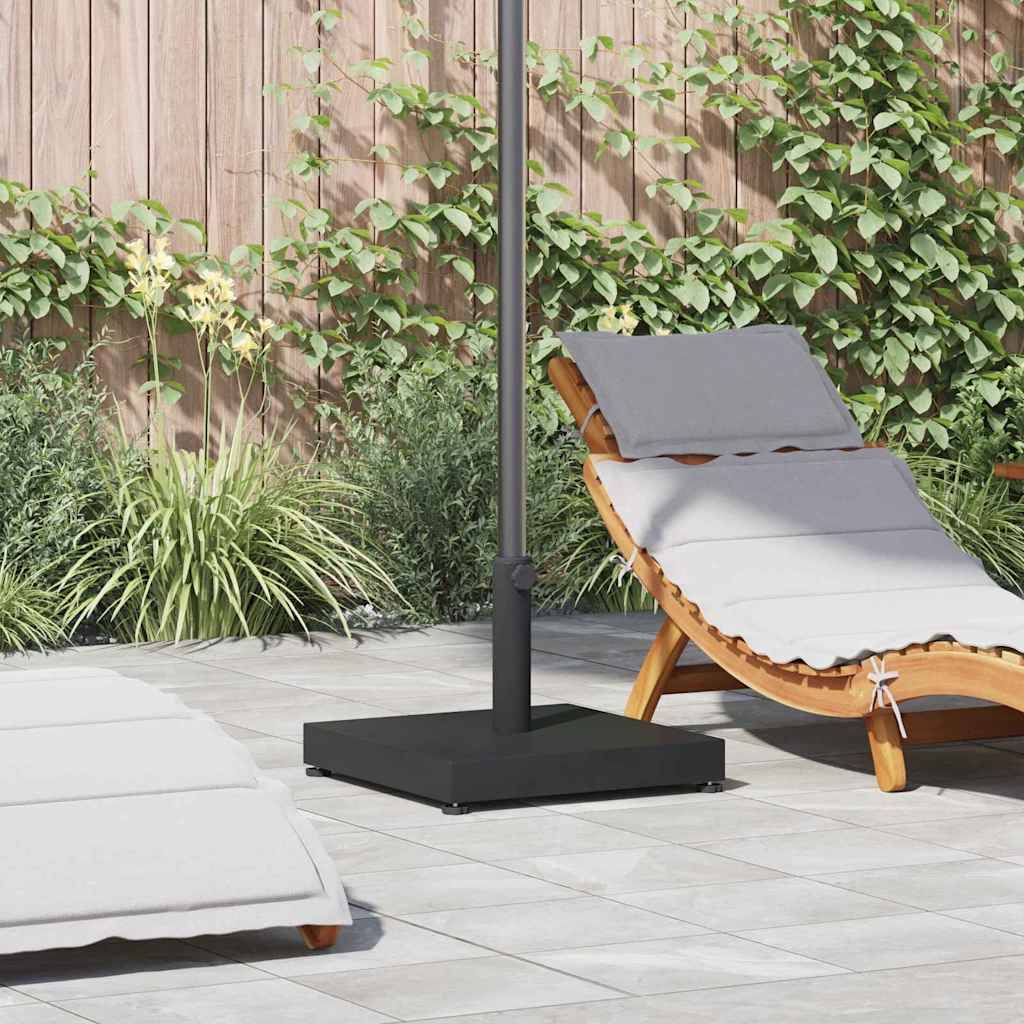 Entspannungsbereich auf der Terrasse mit zwei gepolsterten Liegestühlen um einen zentralen Sonnenschirmständer auf einer gefliesten Terrasse neben einem Holzzaun und Kletterpflanzen.